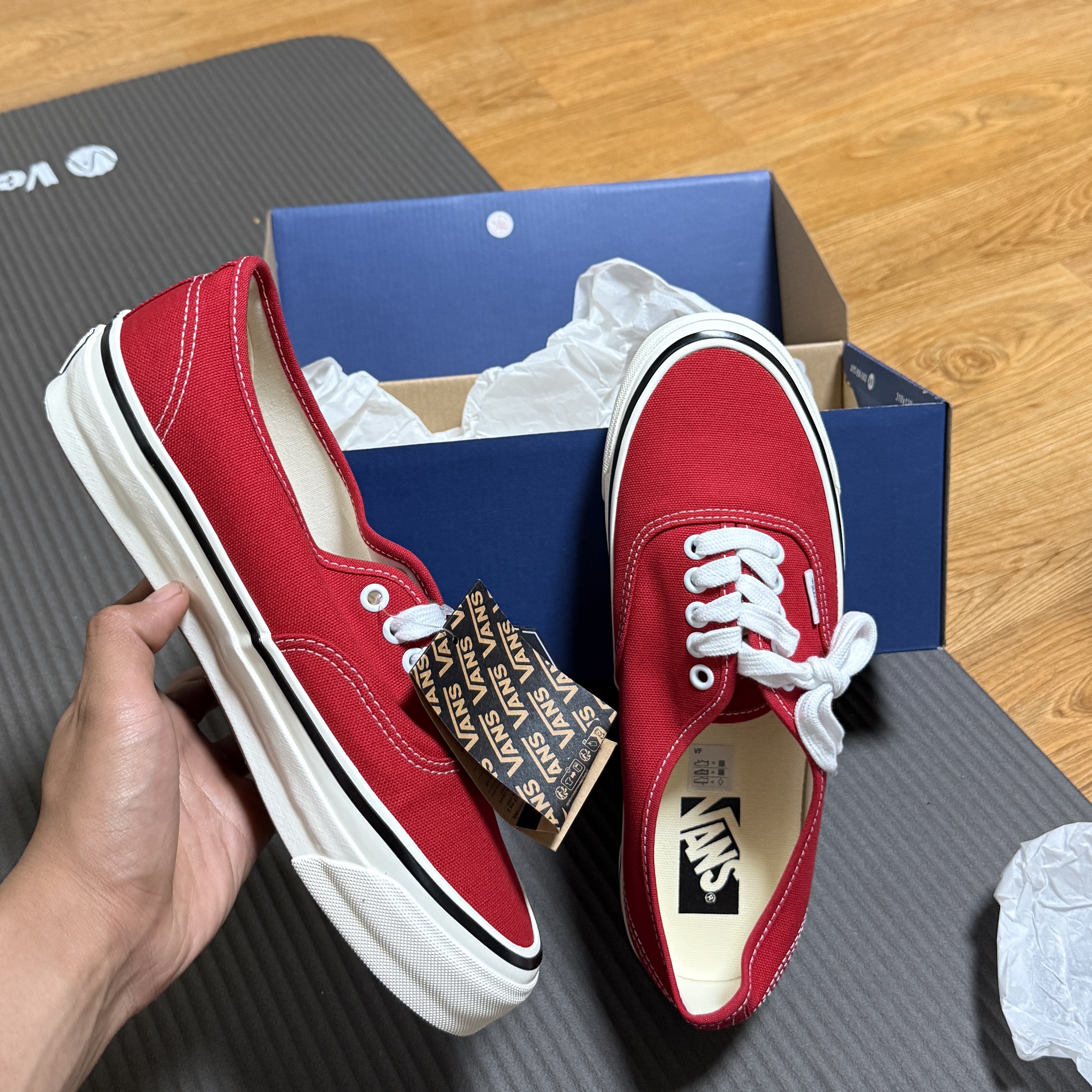 Vans Premium Authentic Reissue 44 LX Racing Red Marshmallow 착용 스타일 - 1