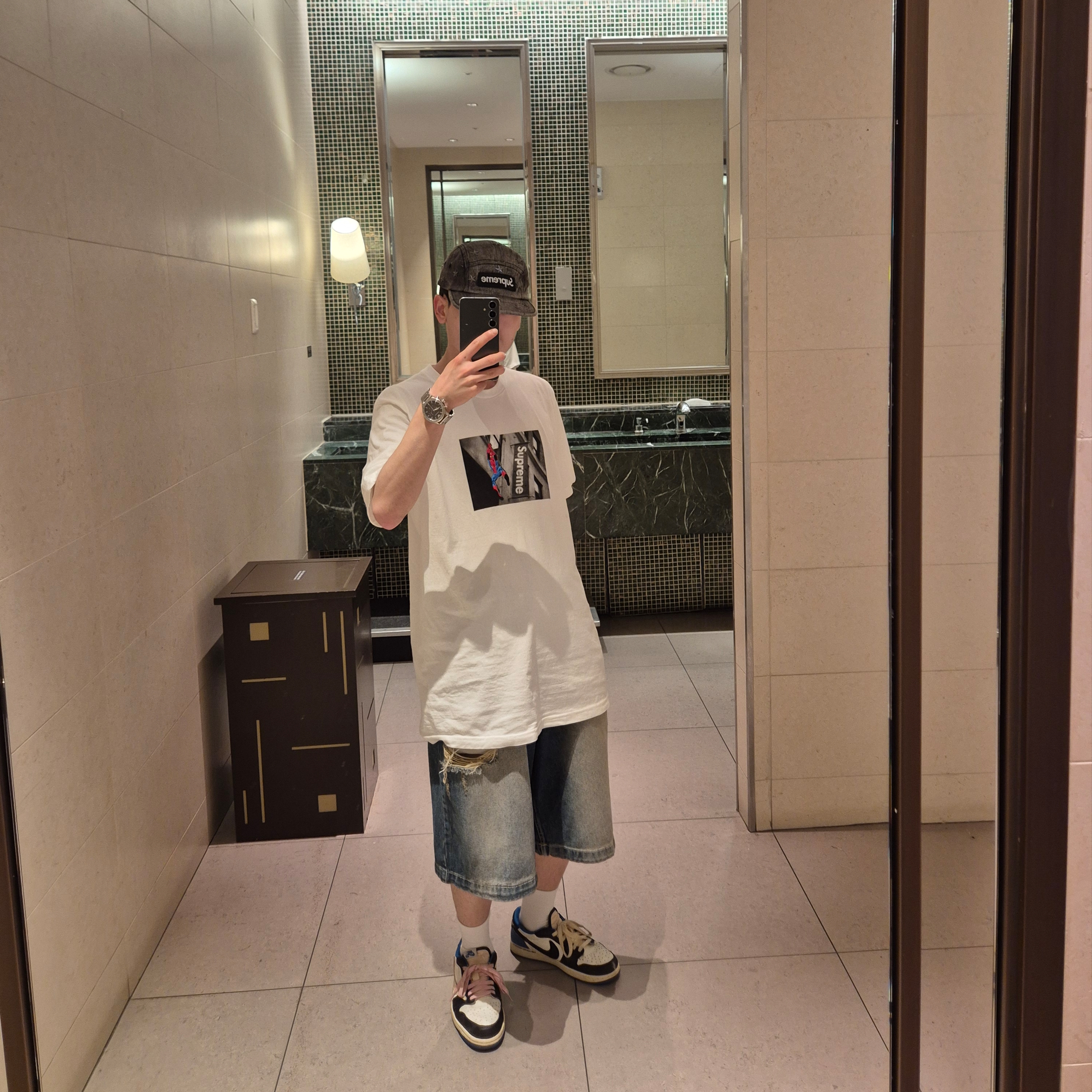 Supreme x Spider-Man T-Shirt White - 26SS, Jordan 1 x Travis Scott x Fragment Retro Low OG SP Military Blue 착용 스타일 - 3