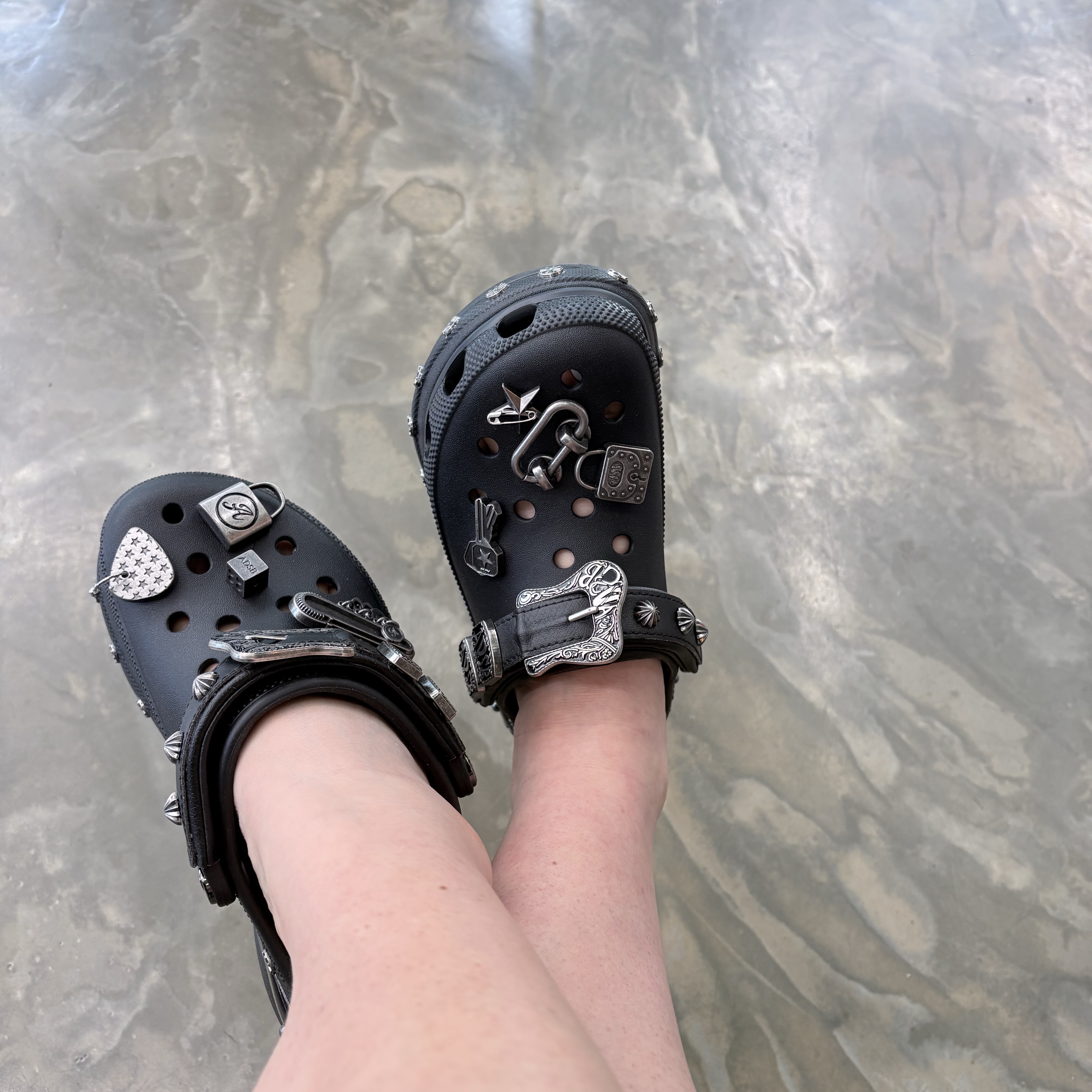 (W) Crocs x Andersson Bell Bae Clog Black 착용 스타일 - 3