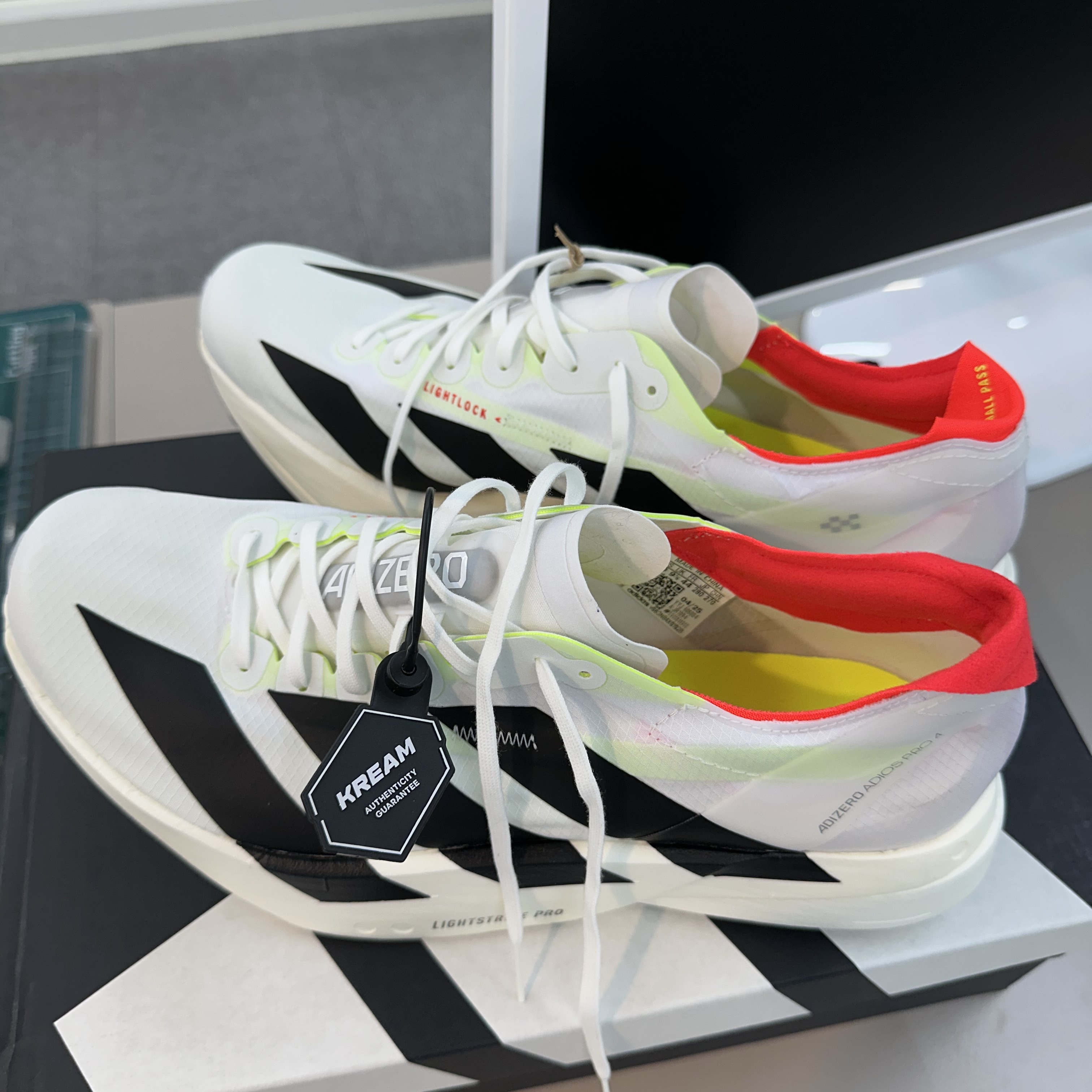 Adidas Adizero Adios Pro 4 Cloud White Core Black 착용 스타일