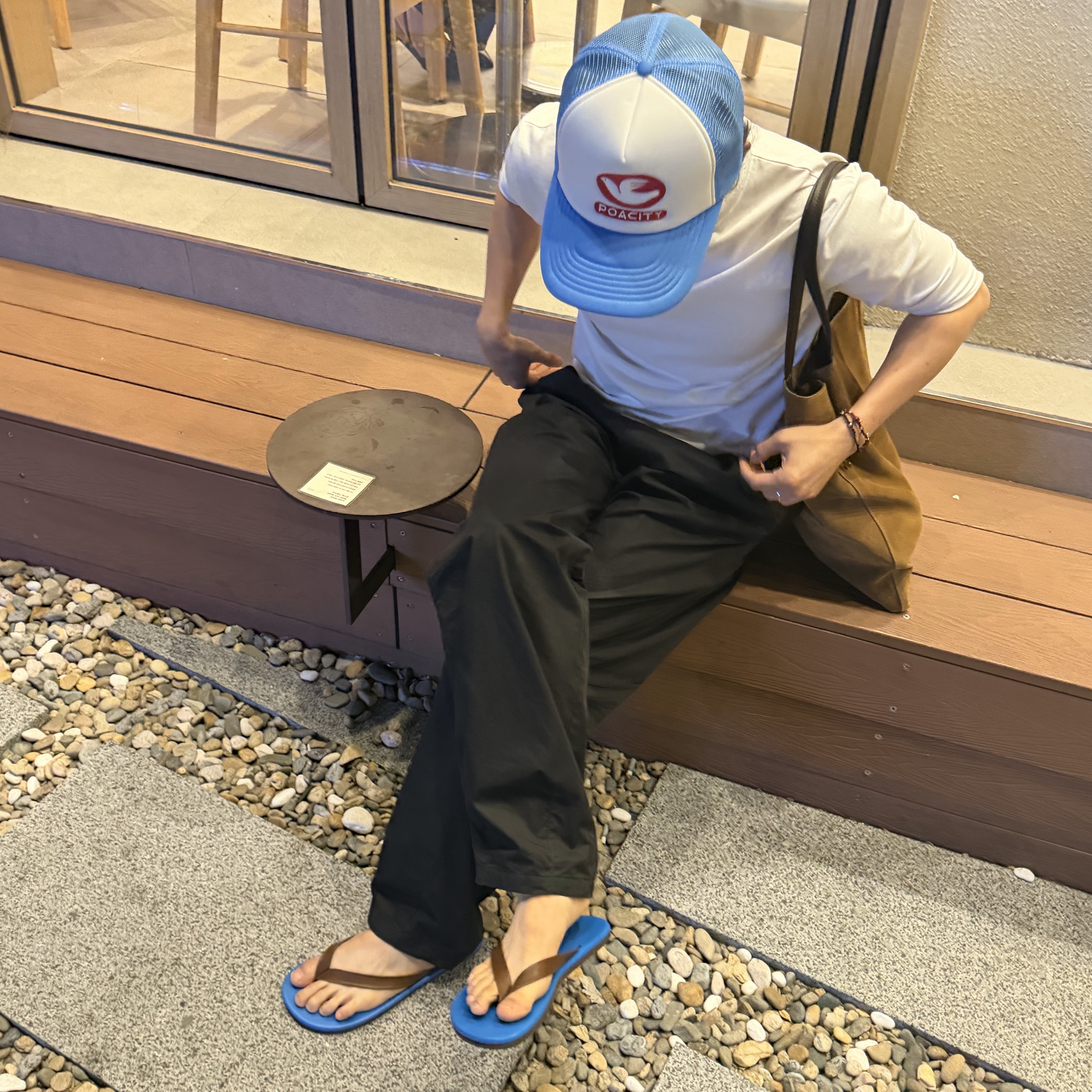 (W) Auralee Soft Leather Flip-Flops Blue Brown 착용 스타일 - 1