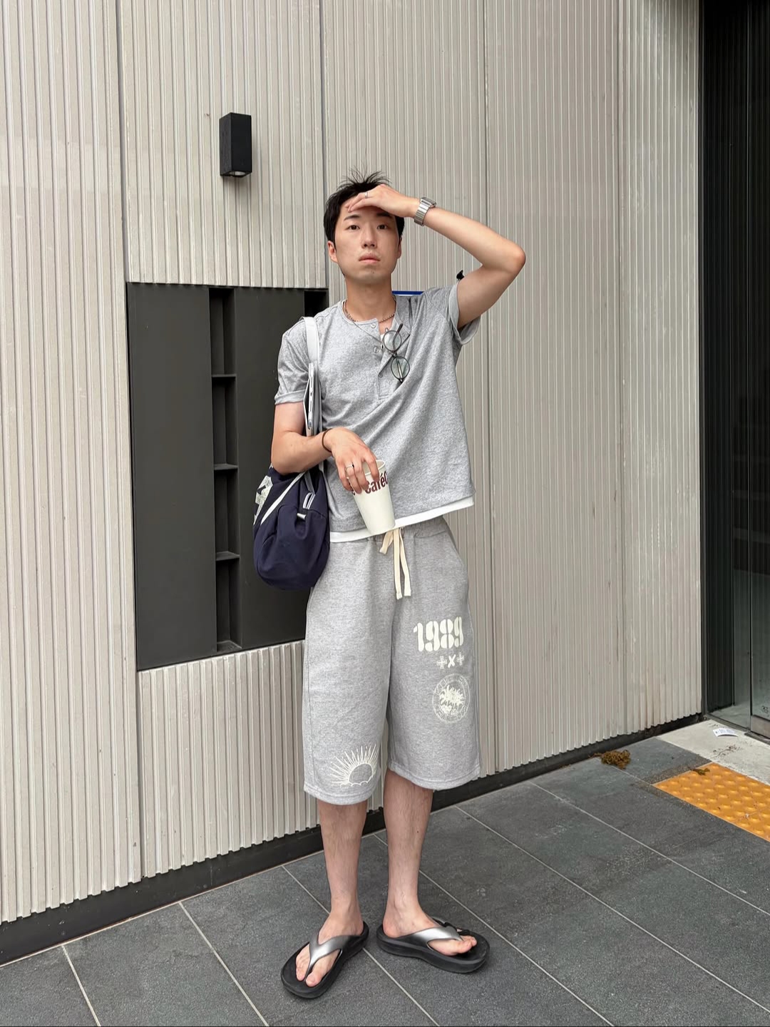 [KREAM 단독] Knitted 1989 Sunrise Graphic Bermuda Half Pants Melange Grey, [KREAM 단독] Knitted 1989 Sunrise Graphic Bermuda Half Pants Black 착용 스타일 - 1