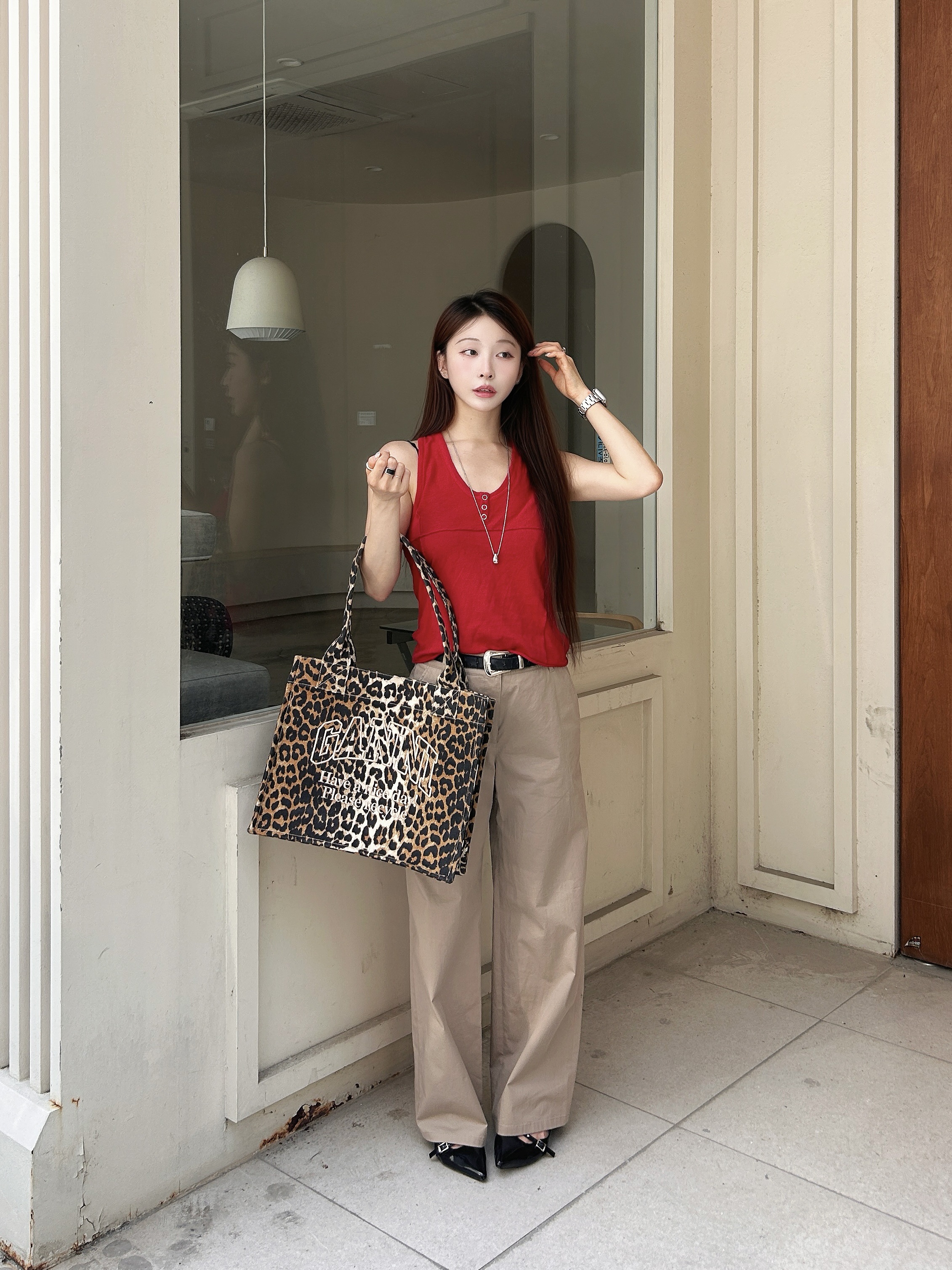 Ganni Leopard Large Canvas Tote Bag Leopard 착용 스타일 - 4