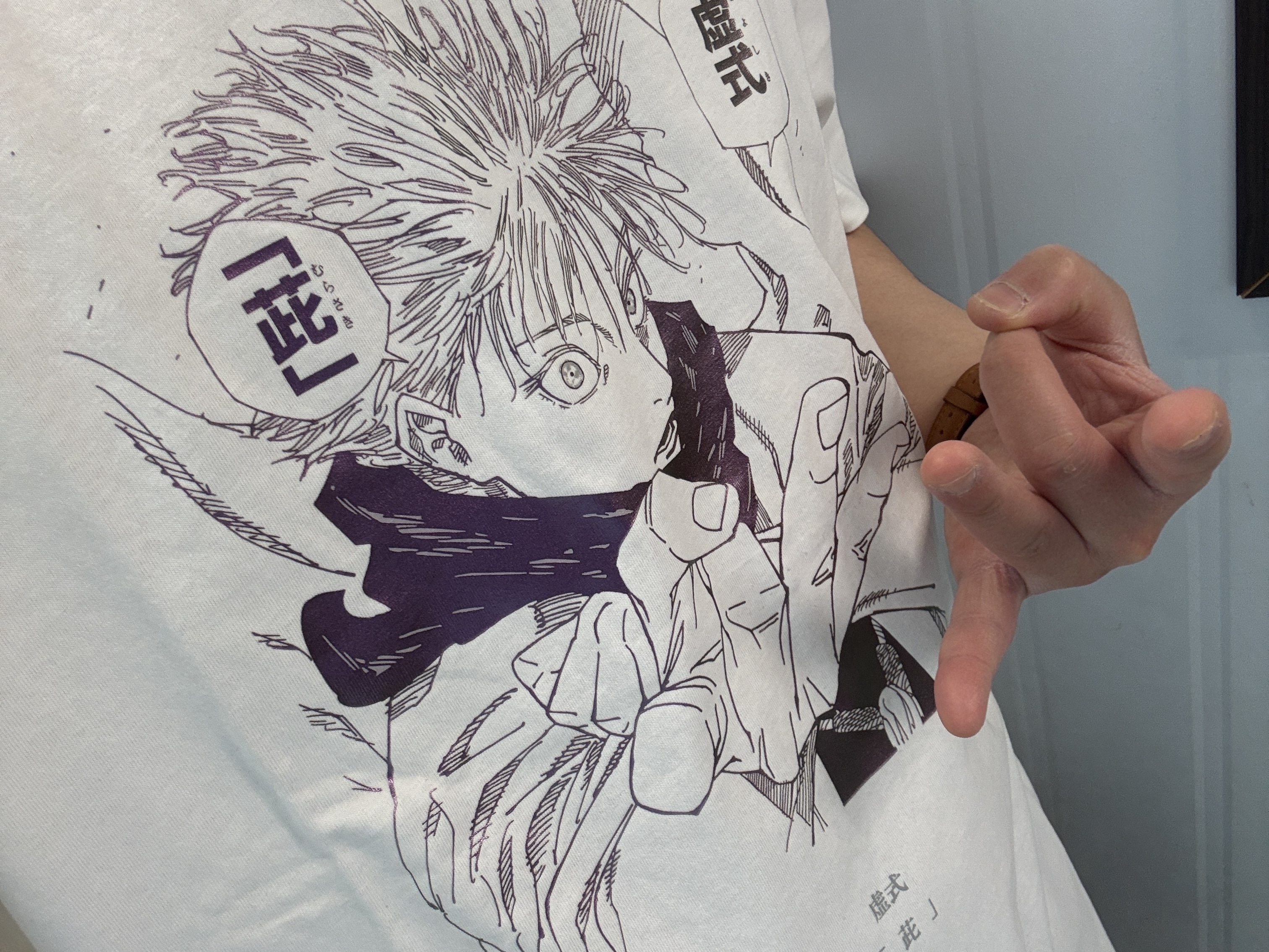Uniqlo UT Shueisha 100th Anniversary Jujutsu Kaisen T-Shirt White 착용 스타일
