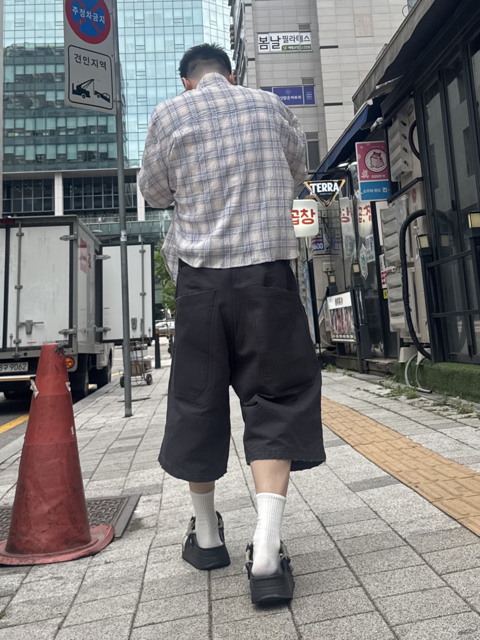MJD Canvas 3D Knee Shorts Charcoal, MJD Oversized Drippy Shirt Blue 착용 스타일 - 7