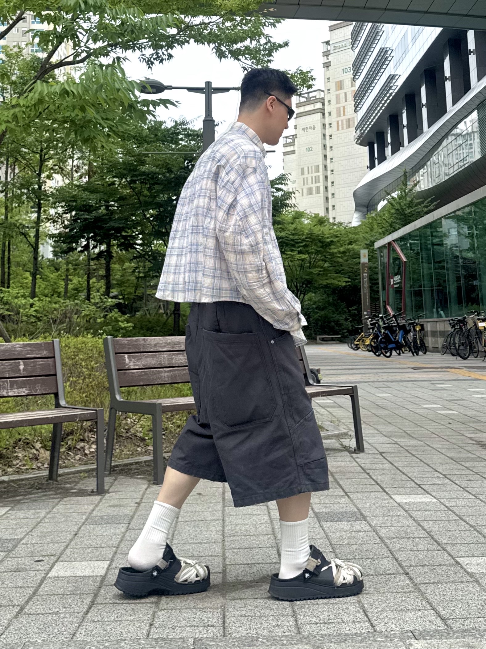 MJD Canvas 3D Knee Shorts Charcoal, MJD Oversized Drippy Shirt Blue 착용 스타일 - 2