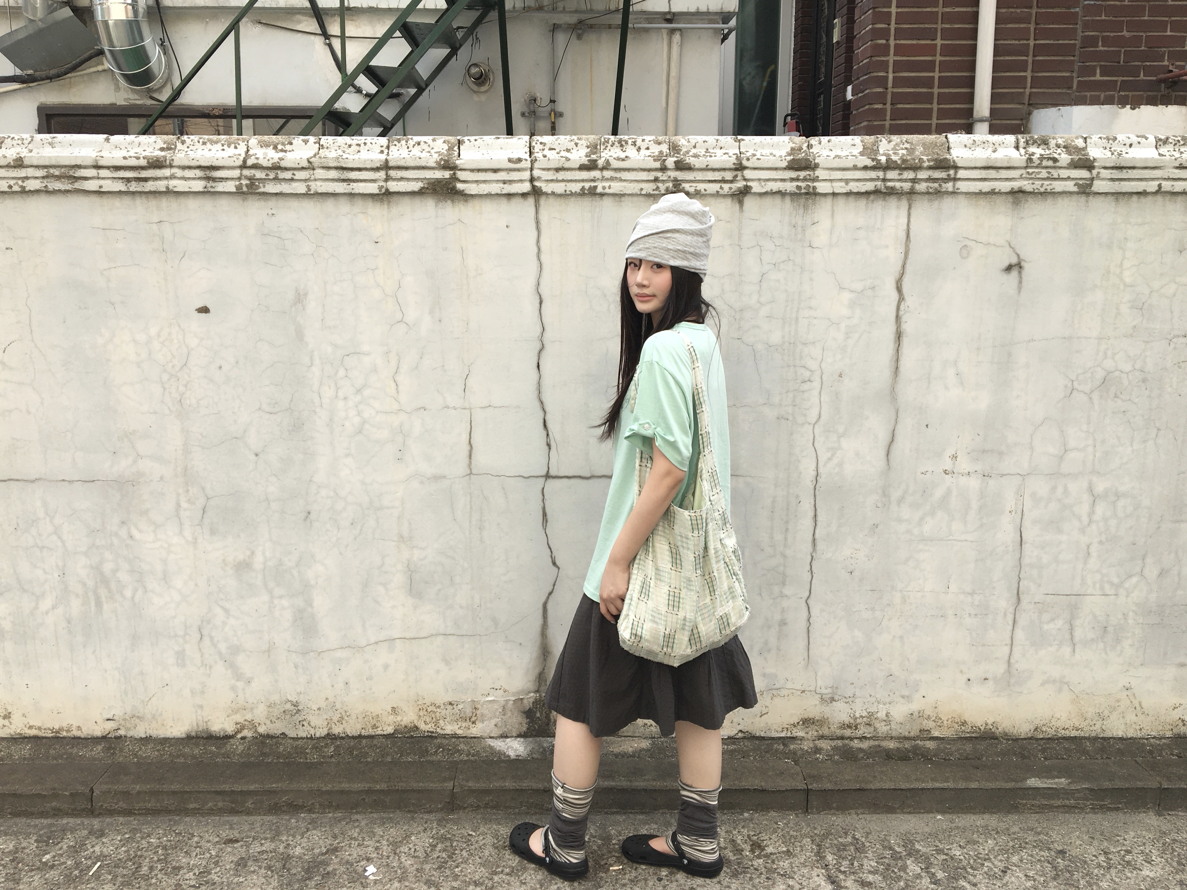 (W) Crocs Classic Ballet Black, MILLO WOMEN Wide Slub Beanie Melange Gray 착용 스타일 - 1