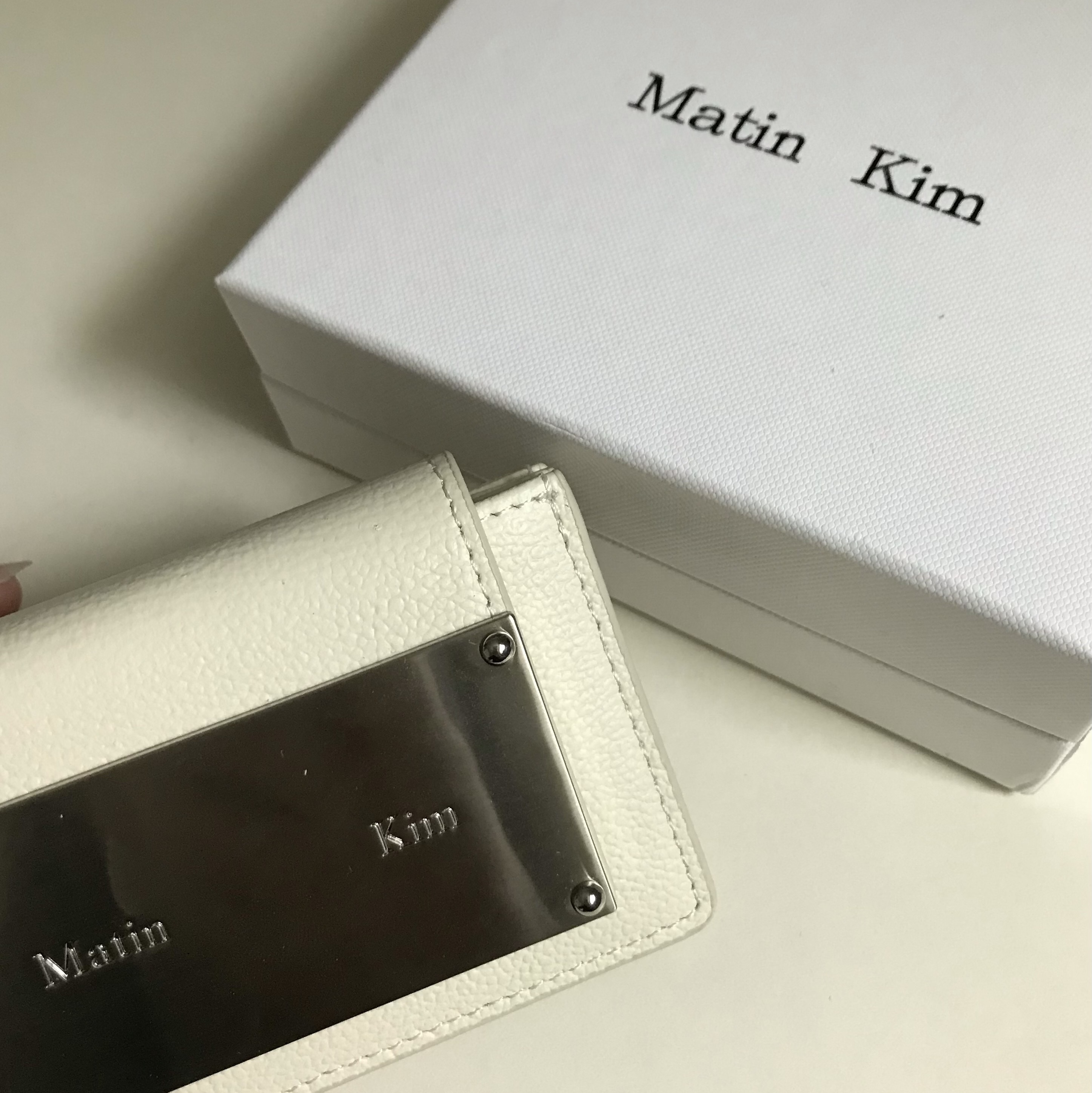 Matin Kim Accordion Wallet White 착용 스타일