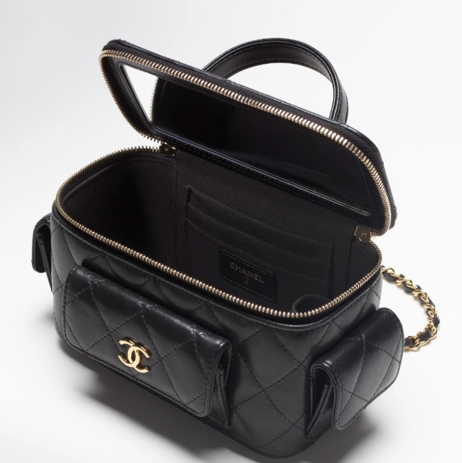 Chanel Vanity With Chain Grained Shiny Calfskin & Gold Black, Chanel Vanity With Chain Lambskin & Gold Black 착용 스타일 - 3