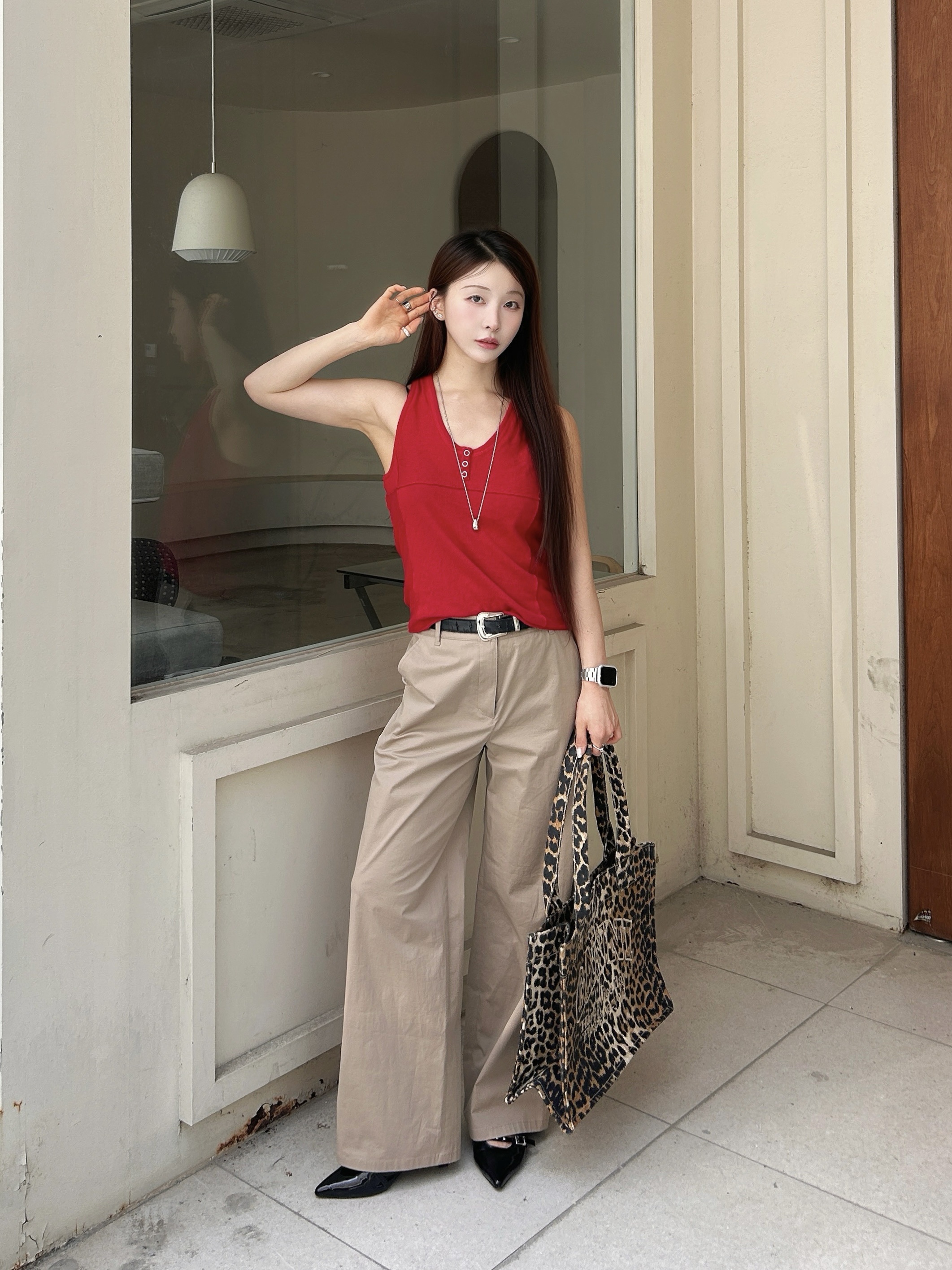 Ganni Leopard Large Canvas Tote Bag Leopard 착용 스타일 - 5
