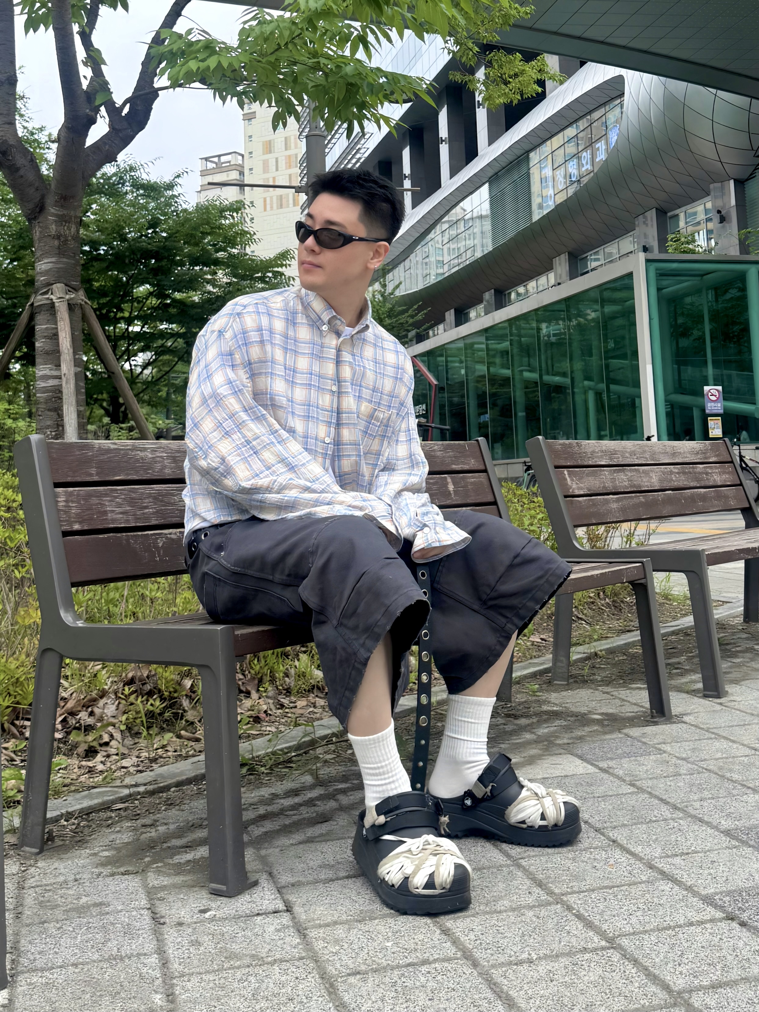 MJD Canvas 3D Knee Shorts Charcoal, MJD Oversized Drippy Shirt Blue 착용 스타일 - 3