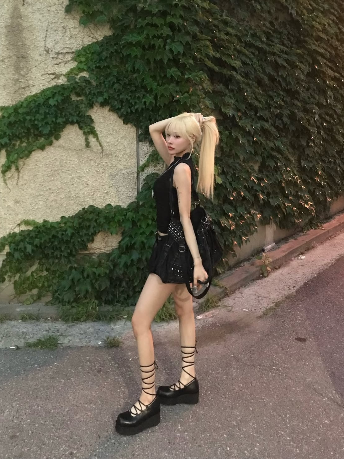 VOONT Shirring High Neck Sleeveless (BLACK) 착용 스타일 - 3