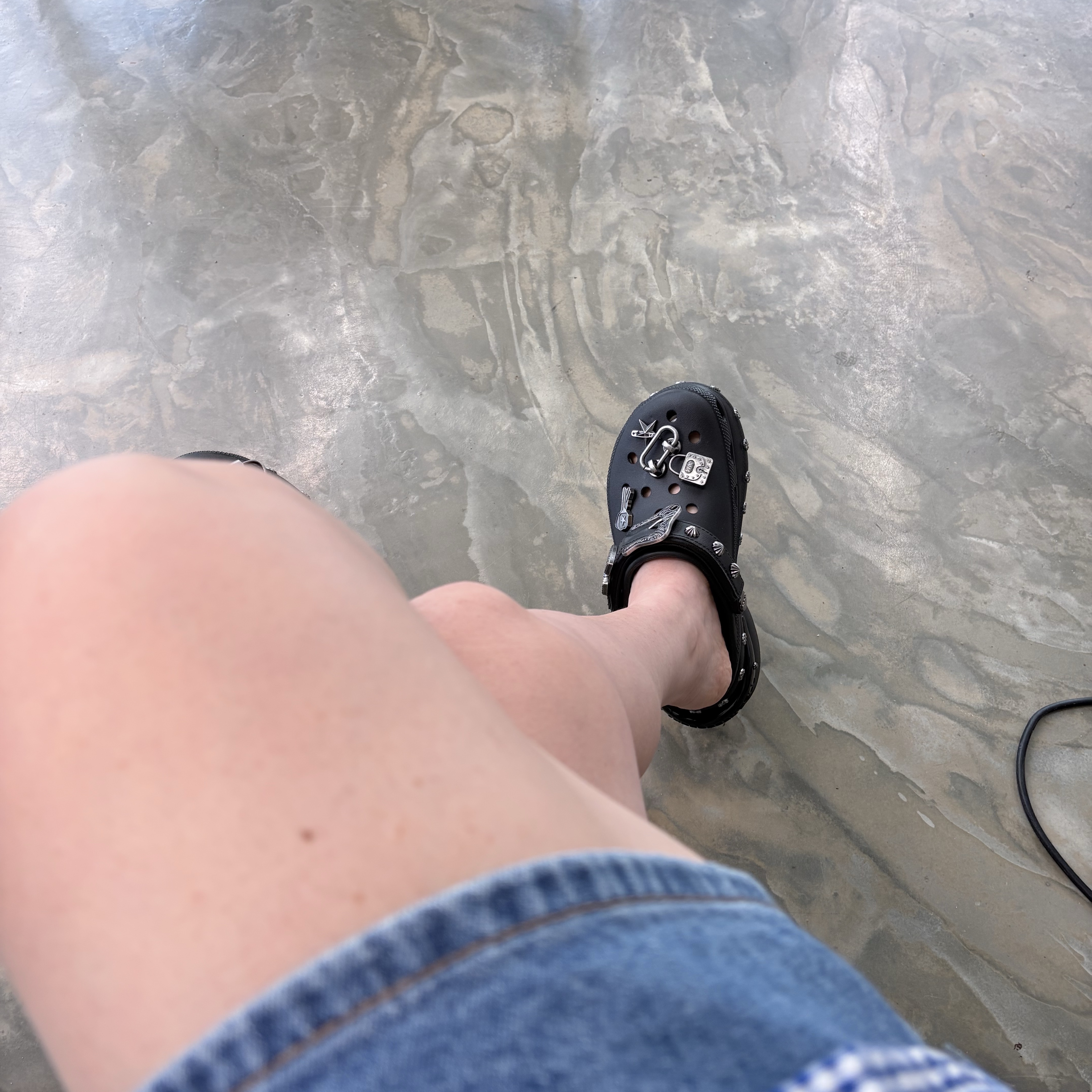 (W) Crocs x Andersson Bell Bae Clog Black 착용 스타일 - 1