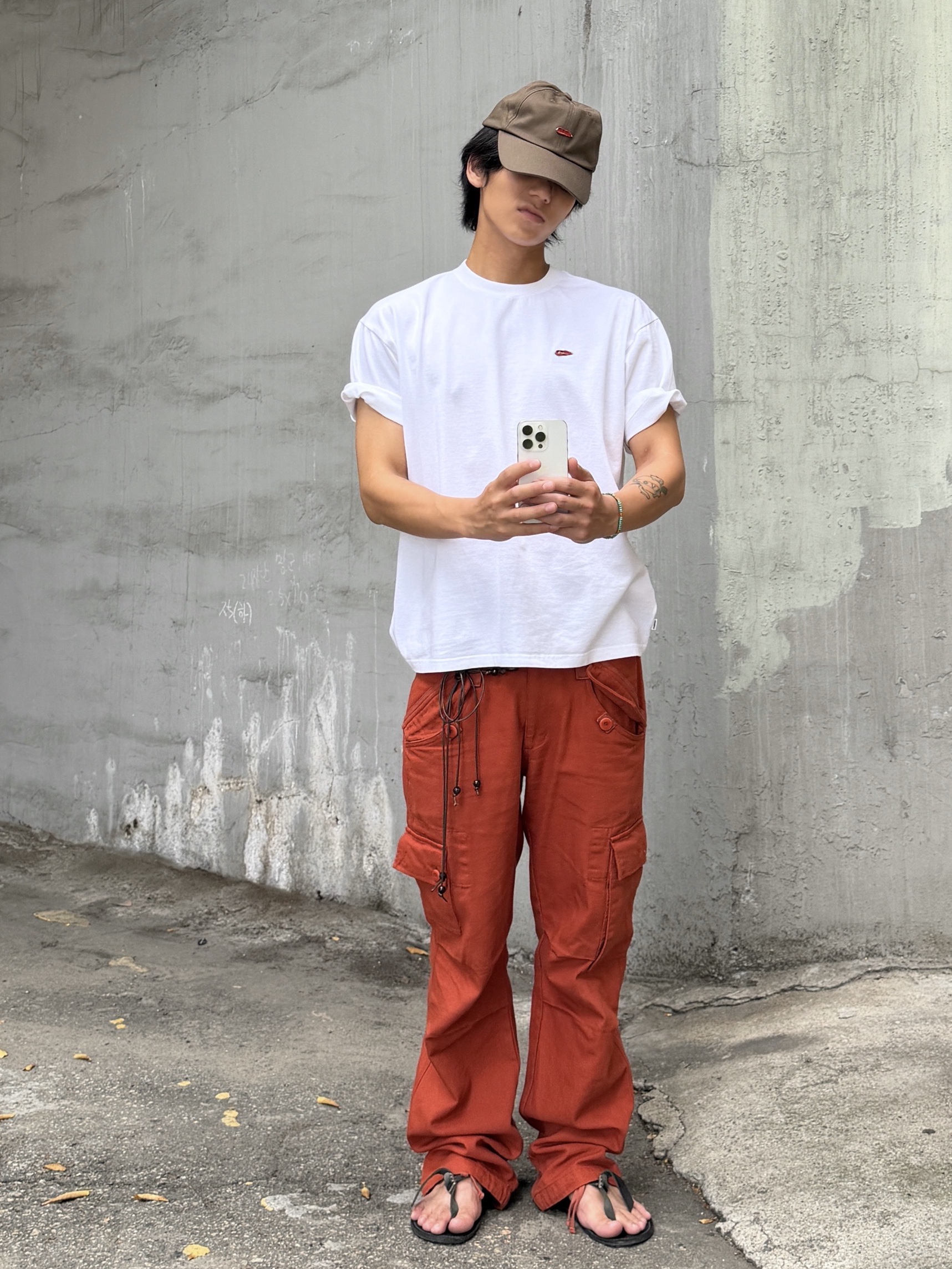AKRYL Jersey Tee White - 26FW, AKRYL Icon Cap Maron - 26FW 착용 스타일 - 2