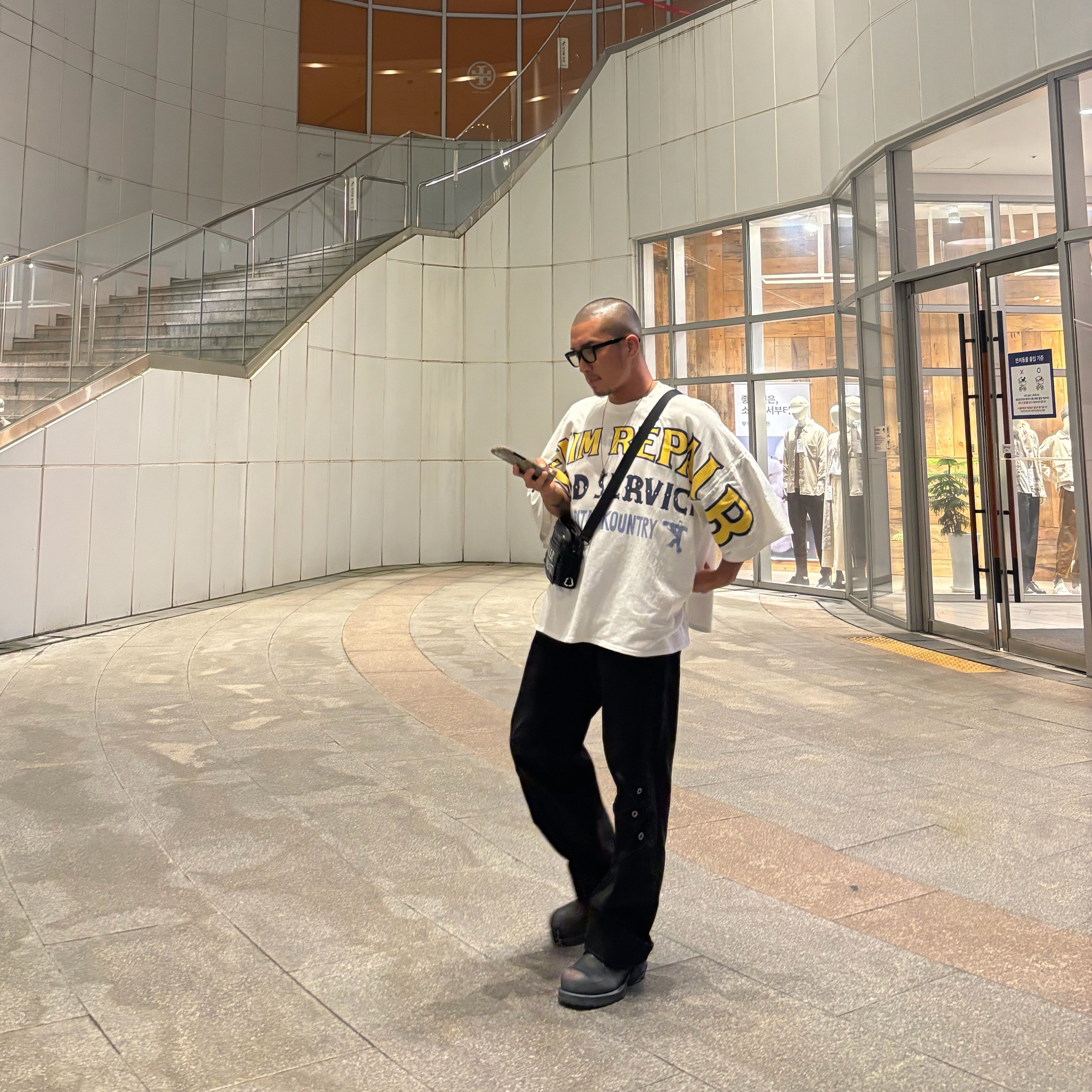 Kapital 18.5 Huge T-Shirt (Denim Repairpt) White, Levi’s x Kiko Kostadinov Denim Pants Black 착용 스타일