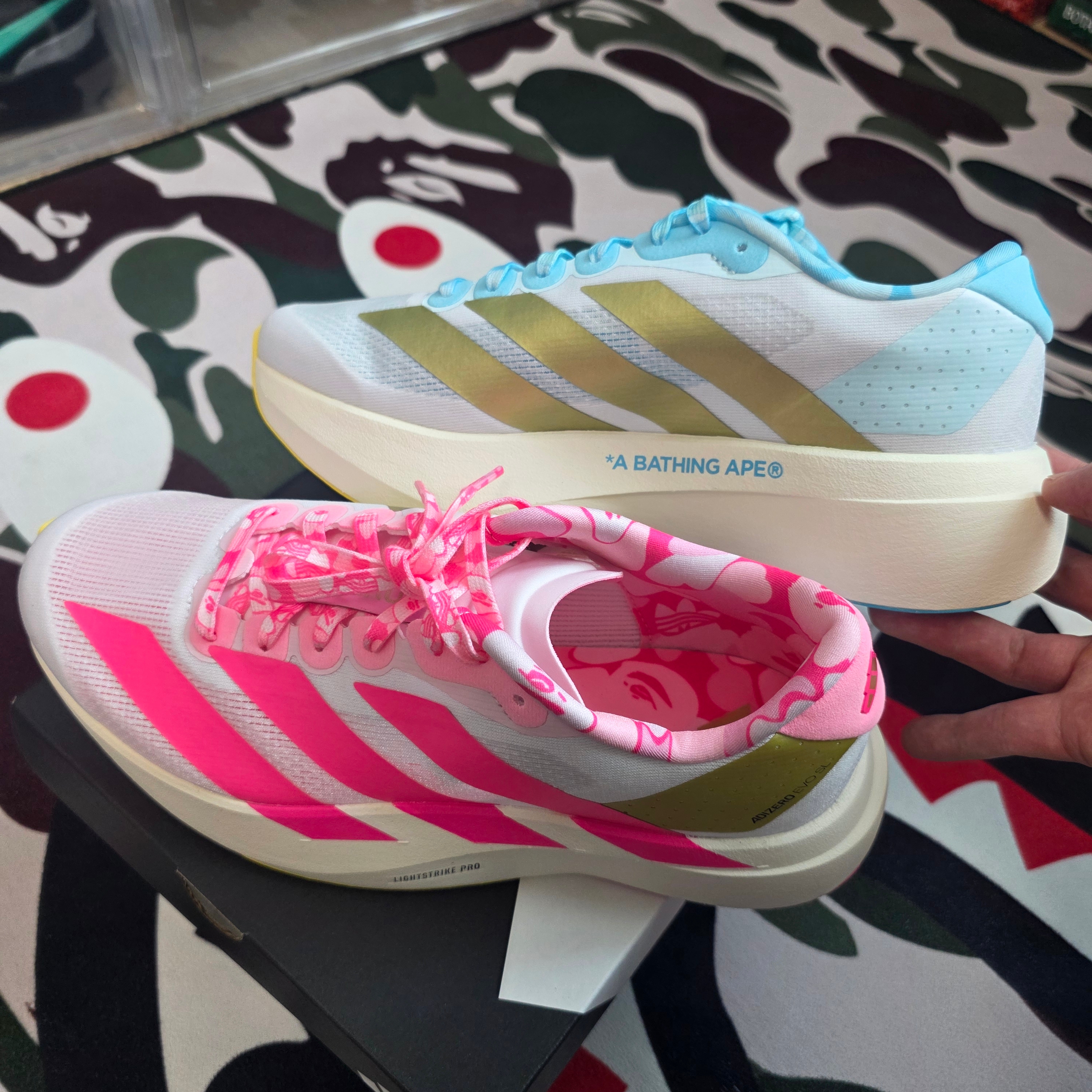 Adidas x BAPE Adizero EVO SL Core White Metallic Gold 착용 스타일 - 3