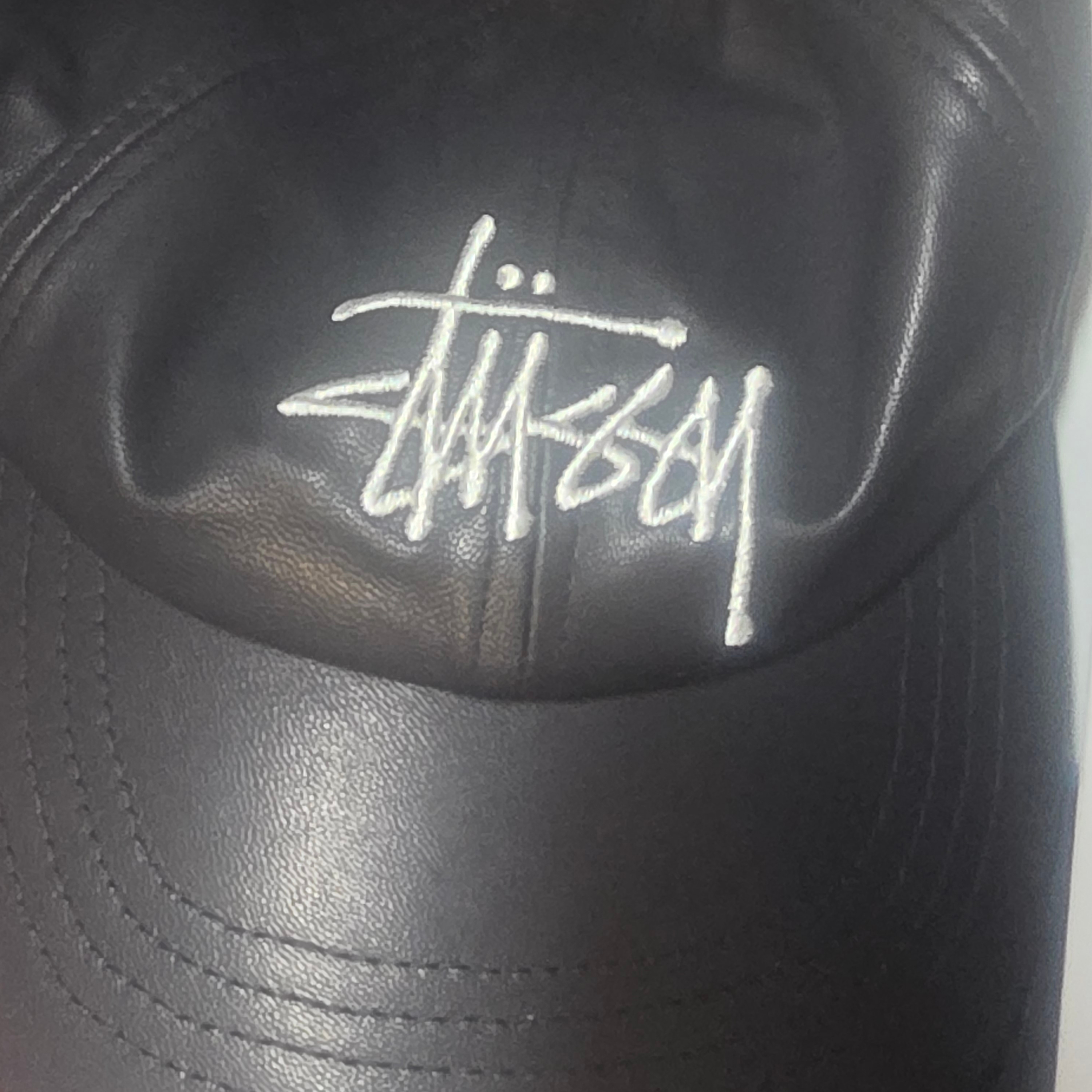Stussy Basic Leather Strapback Cap Black 착용 스타일 - 1