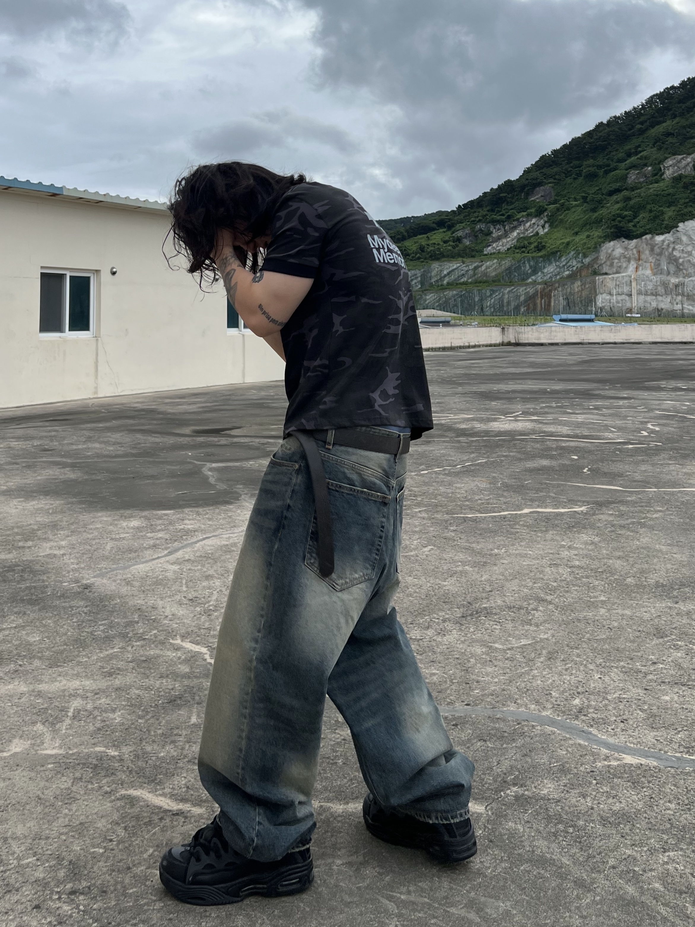 Undermycar Mu.26 Anti Fxxking Logo Play Brush Washed Wide Jeans Oil Blue, Undermycar MU.128 Original Logo Cracked Leather Belt Silver / Black 착용 스타일 - 1