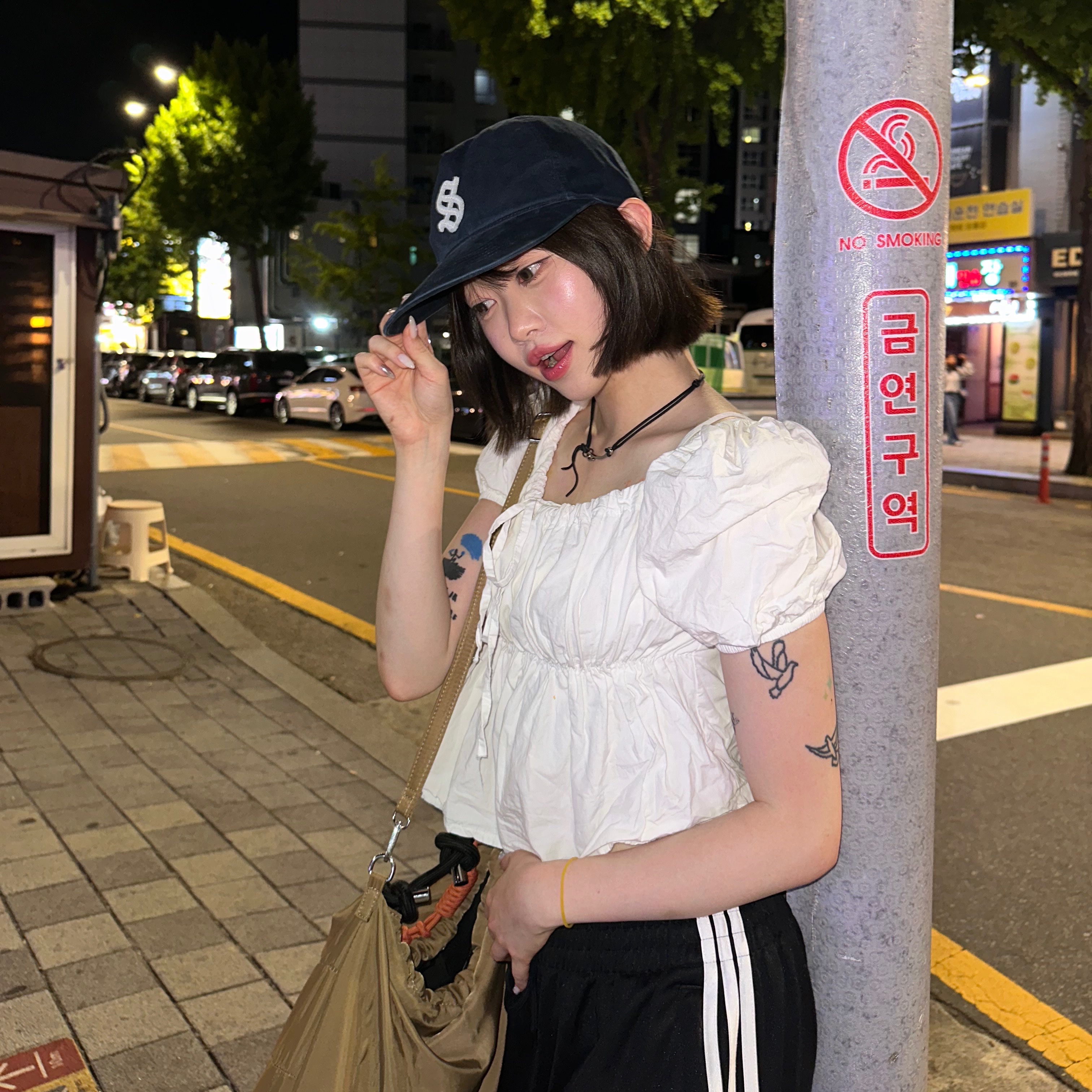[예약 배송] Sunday Ceremony Old English Applique Logo Cap - Navy 착용 스타일 - 1