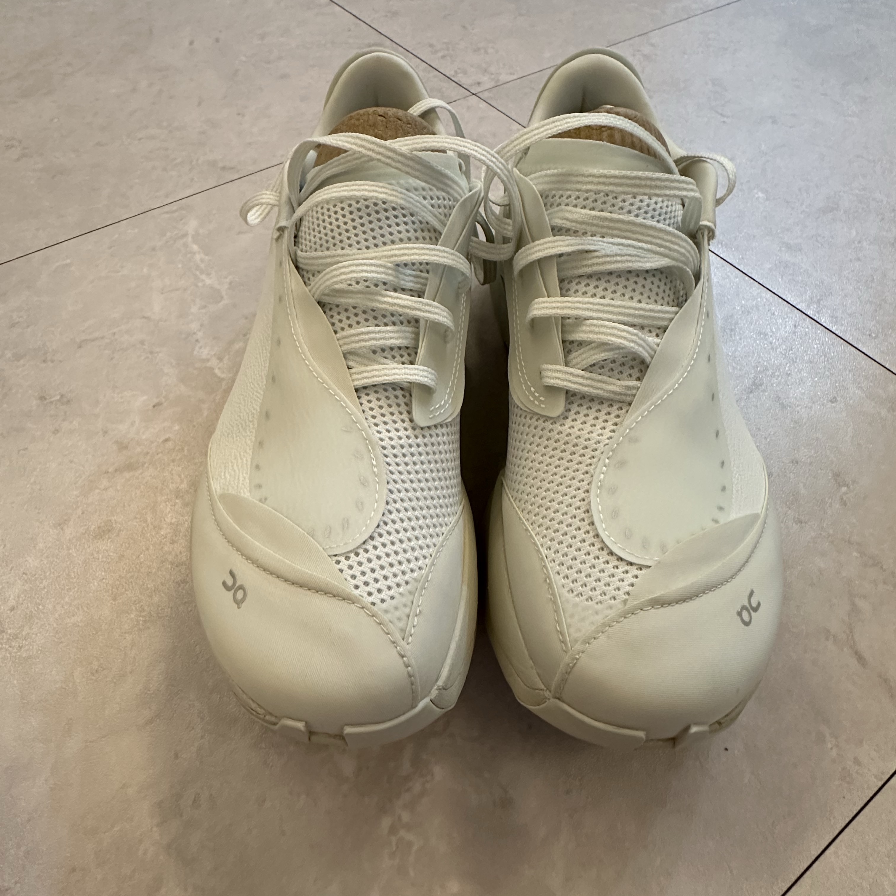 On Running x Post Archive Faction (Paf) Cloudboom Volt White Gale 착용 스타일 - 3