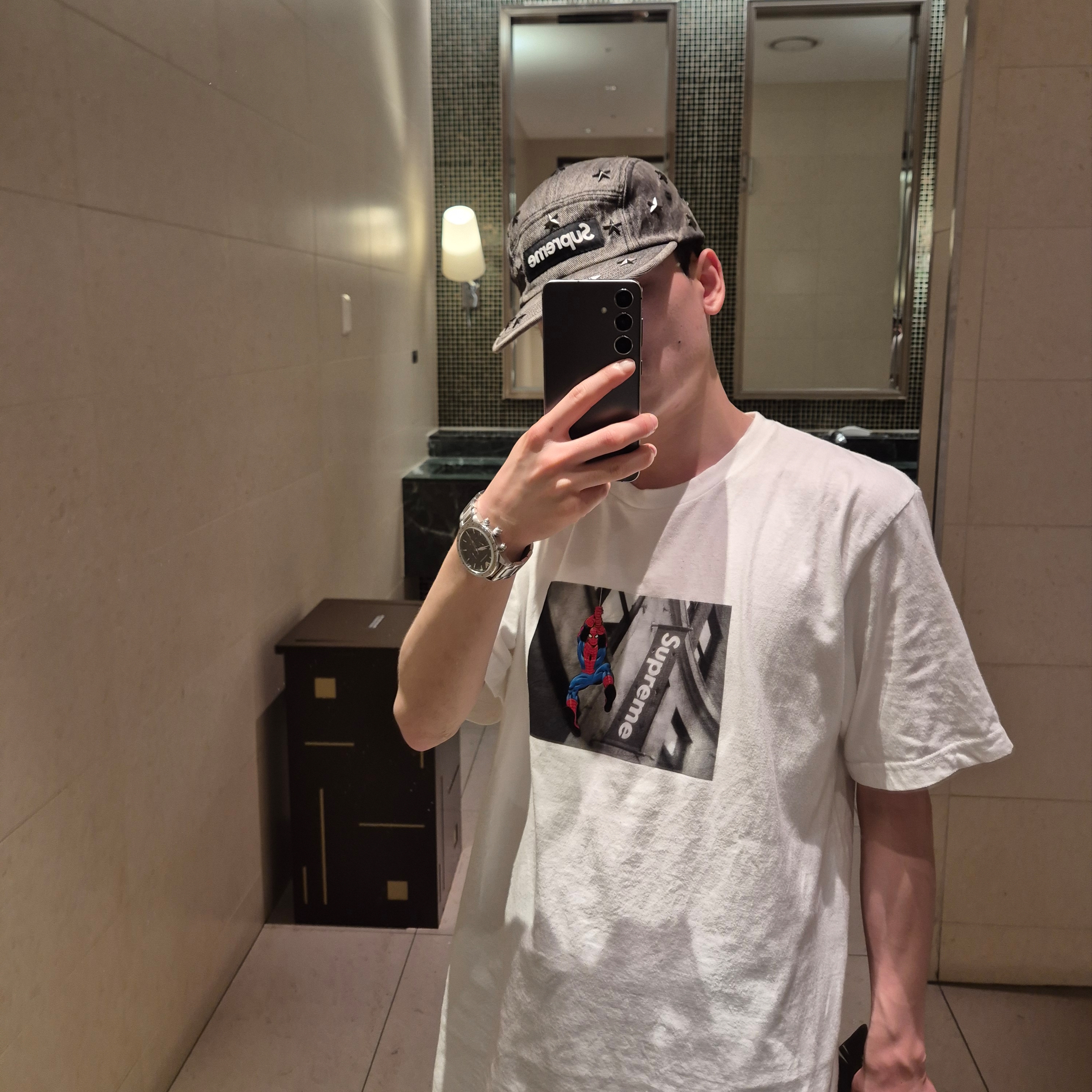 Supreme x Spider-Man T-Shirt White - 26SS, Jordan 1 x Travis Scott x Fragment Retro Low OG SP Military Blue 착용 스타일 - 4