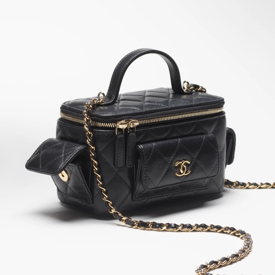 Chanel Vanity With Chain Grained Shiny Calfskin & Gold Black, Chanel Vanity With Chain Lambskin & Gold Black 착용 스타일 - 1