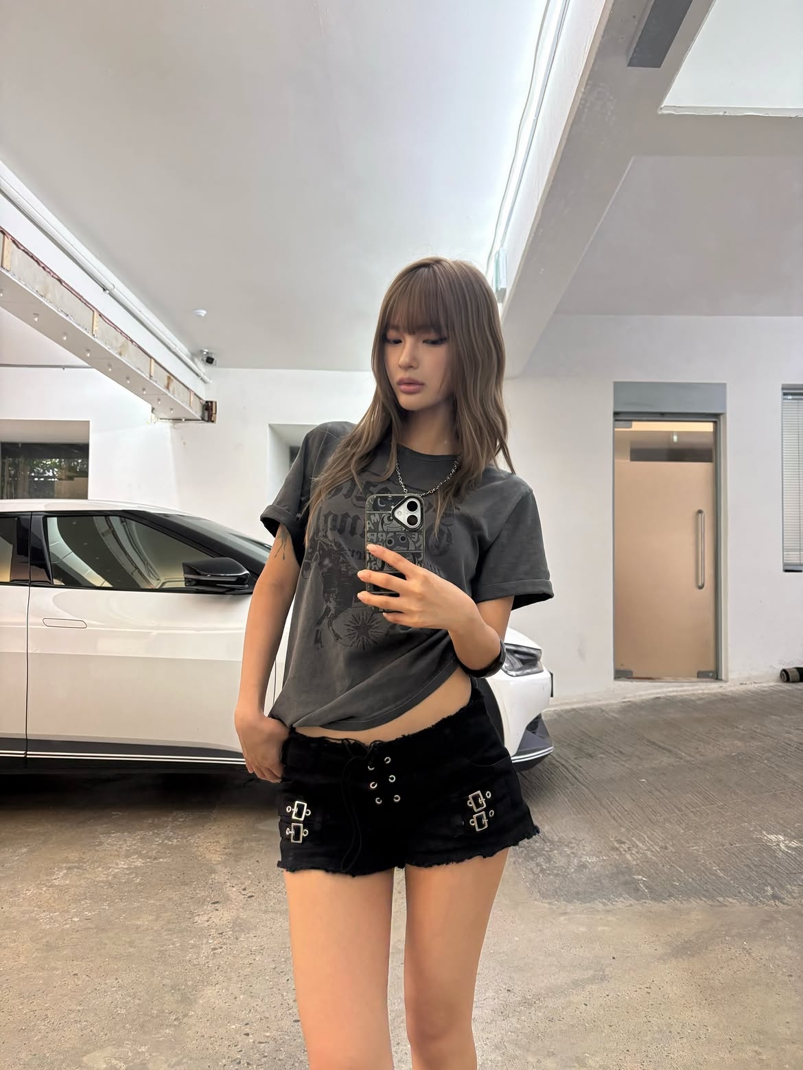 VOONT Eyelet Buckle Micro Shorts (BLACK), VOONT Horse Graphic Roll-Up T-Shirt (CHARCOAL) 착용 스타일 - 2
