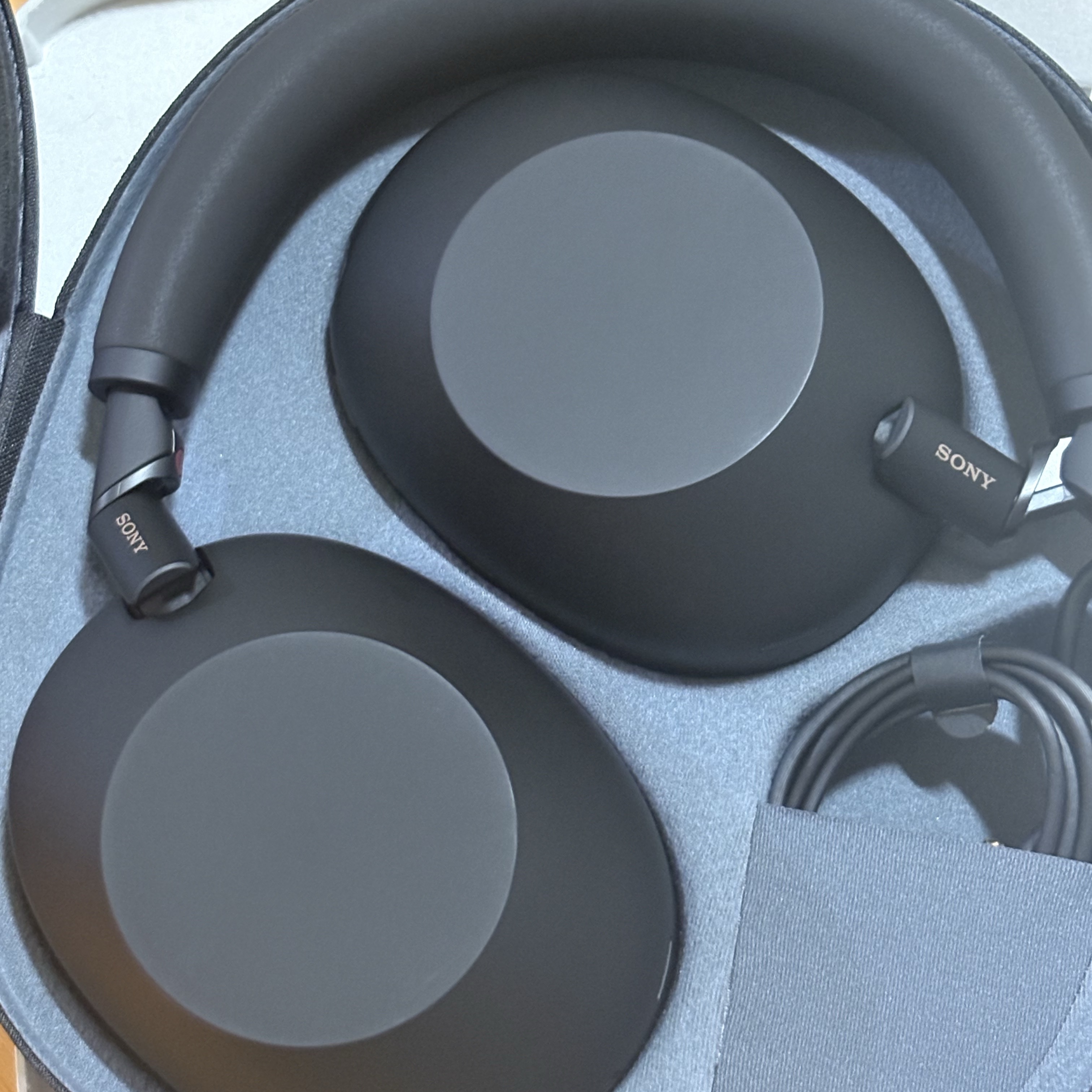 Sony WH-1000XM6 Black (Sony Korea Ver.) 착용 스타일 - 2