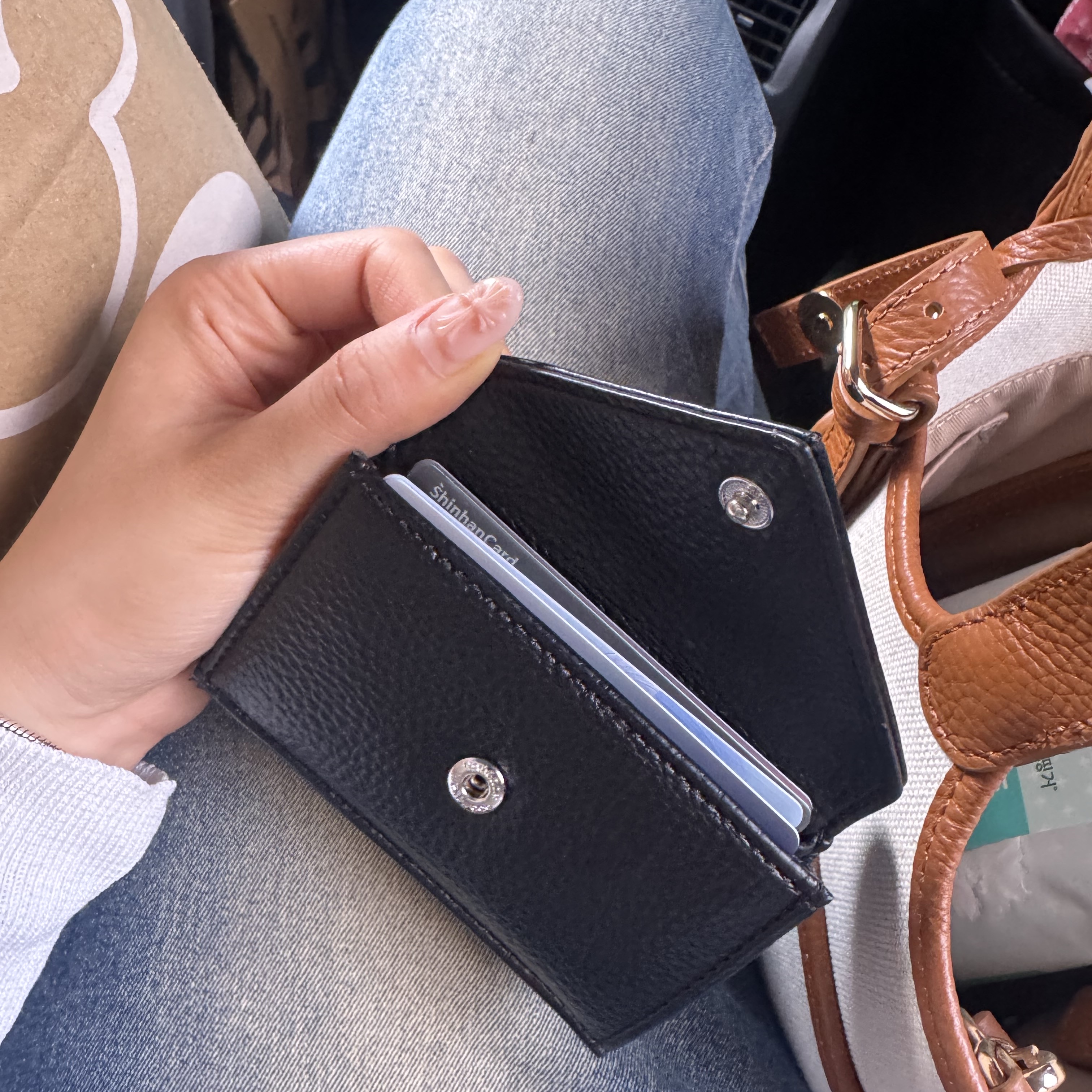 Vivienne Westwood Envelope Leather Bi-Fold Wallet Black 착용 스타일 - 3