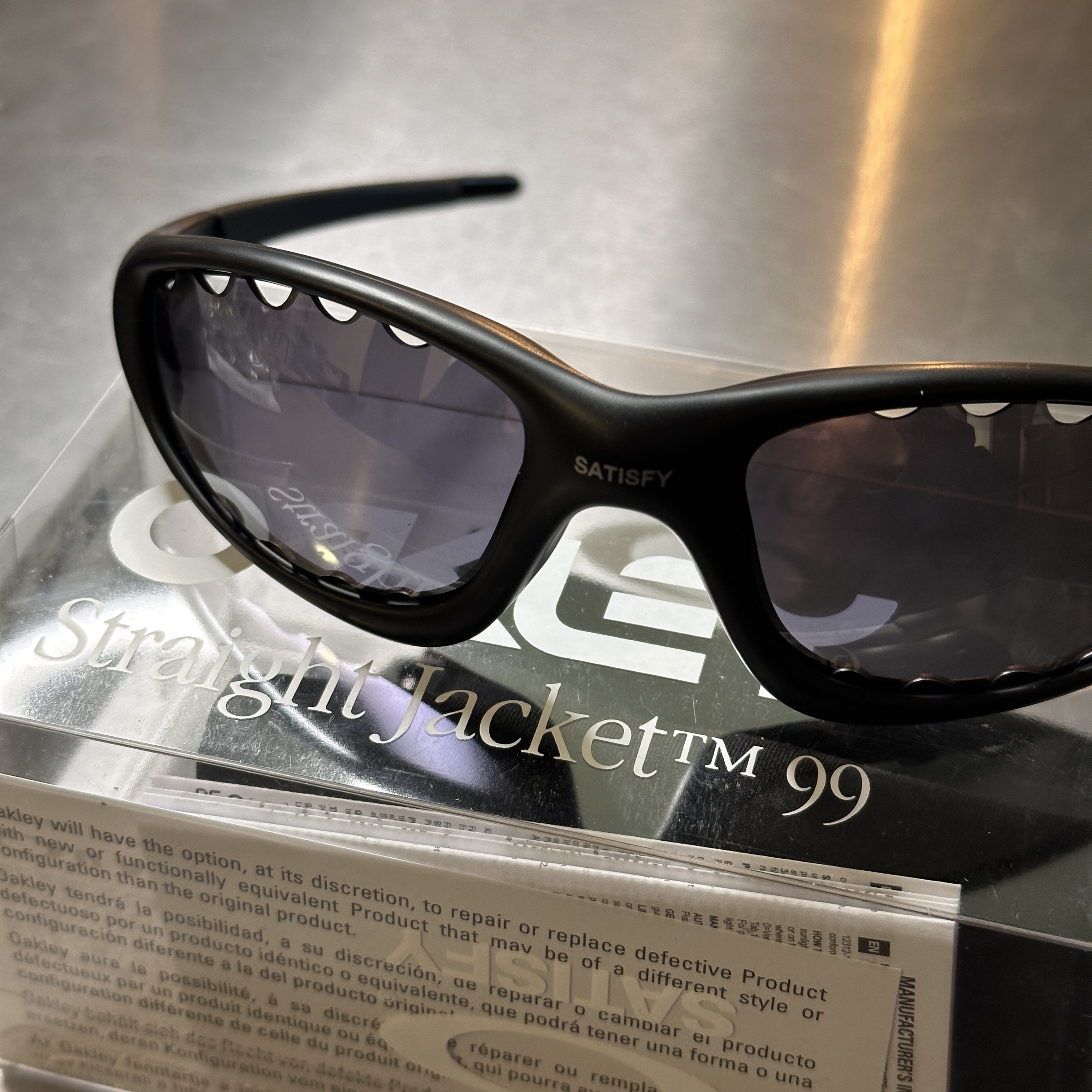 Oakley x Satisfy Straight Jacket 99 O Matter Frame Prizm Black Lense 착용 스타일
