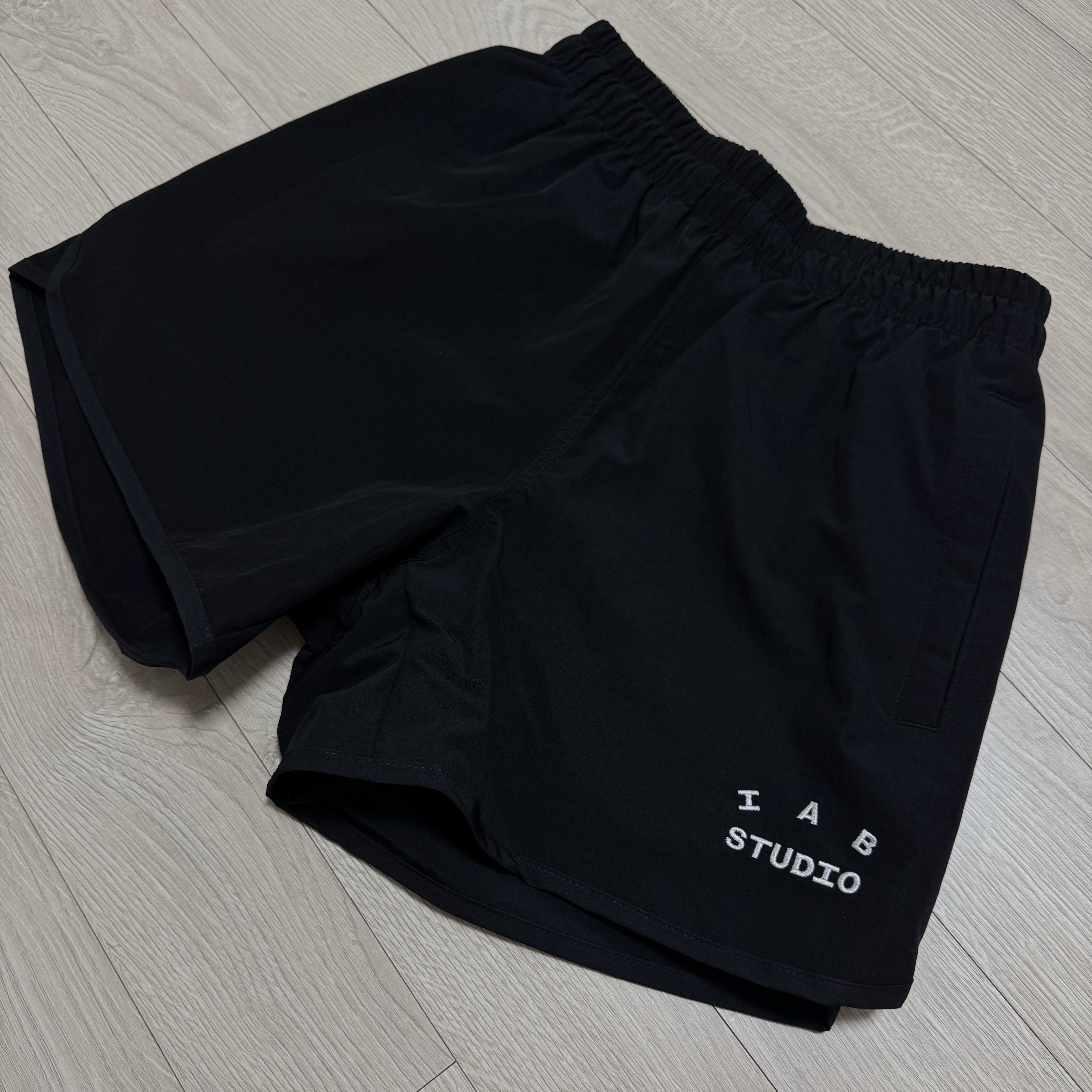 IAB Studio IAB Shorts Black 착용 스타일 - 1