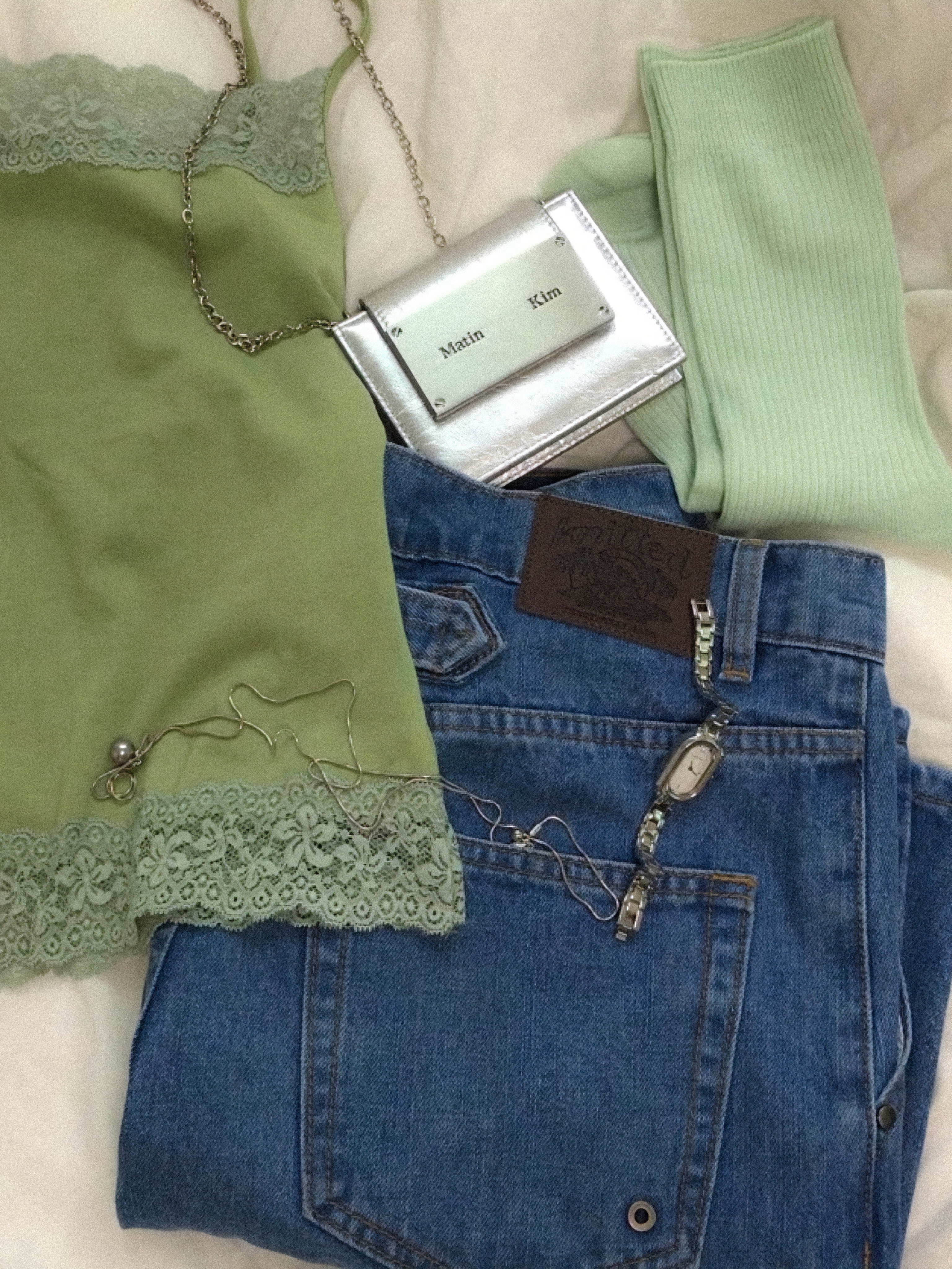 [KREAM 단독][니티드X림박스] Knitted Relaxed Washing Denim Two-Tuck Cinch Back Shorts Washing Blue, Matin Kim Accordion Mini Bag Silver 착용 스타일 - 4