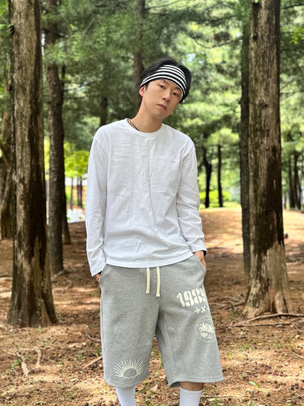 [KREAM 단독] Knitted 1989 Sunrise Graphic Bermuda Half Pants Melange Grey, [KREAM 단독] Knitted 1989 Sunrise Graphic Bermuda Half Pants Black 착용 스타일 - 1