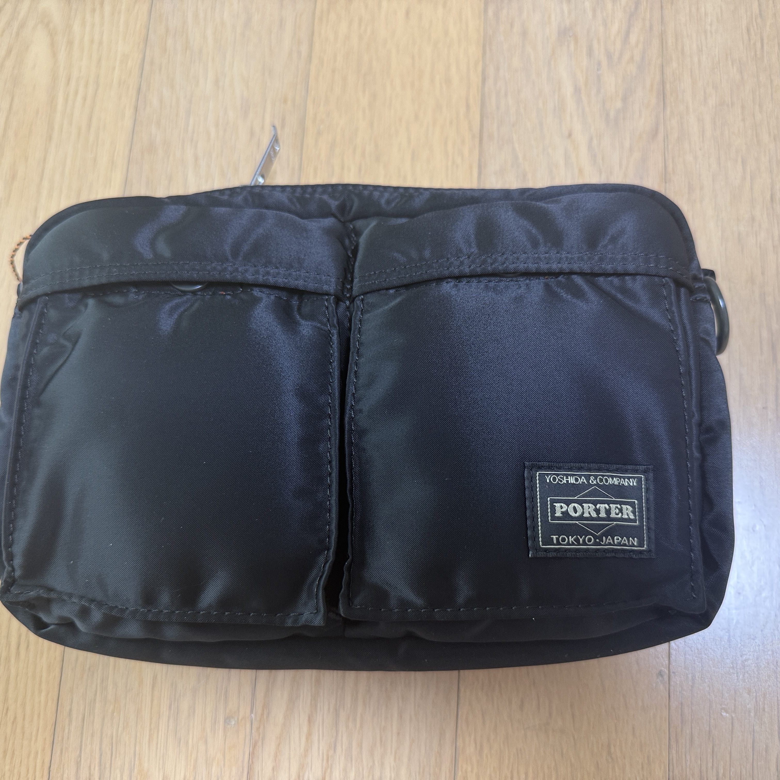 Porter All New Tanker Sling Bag Black 착용 스타일 - 3