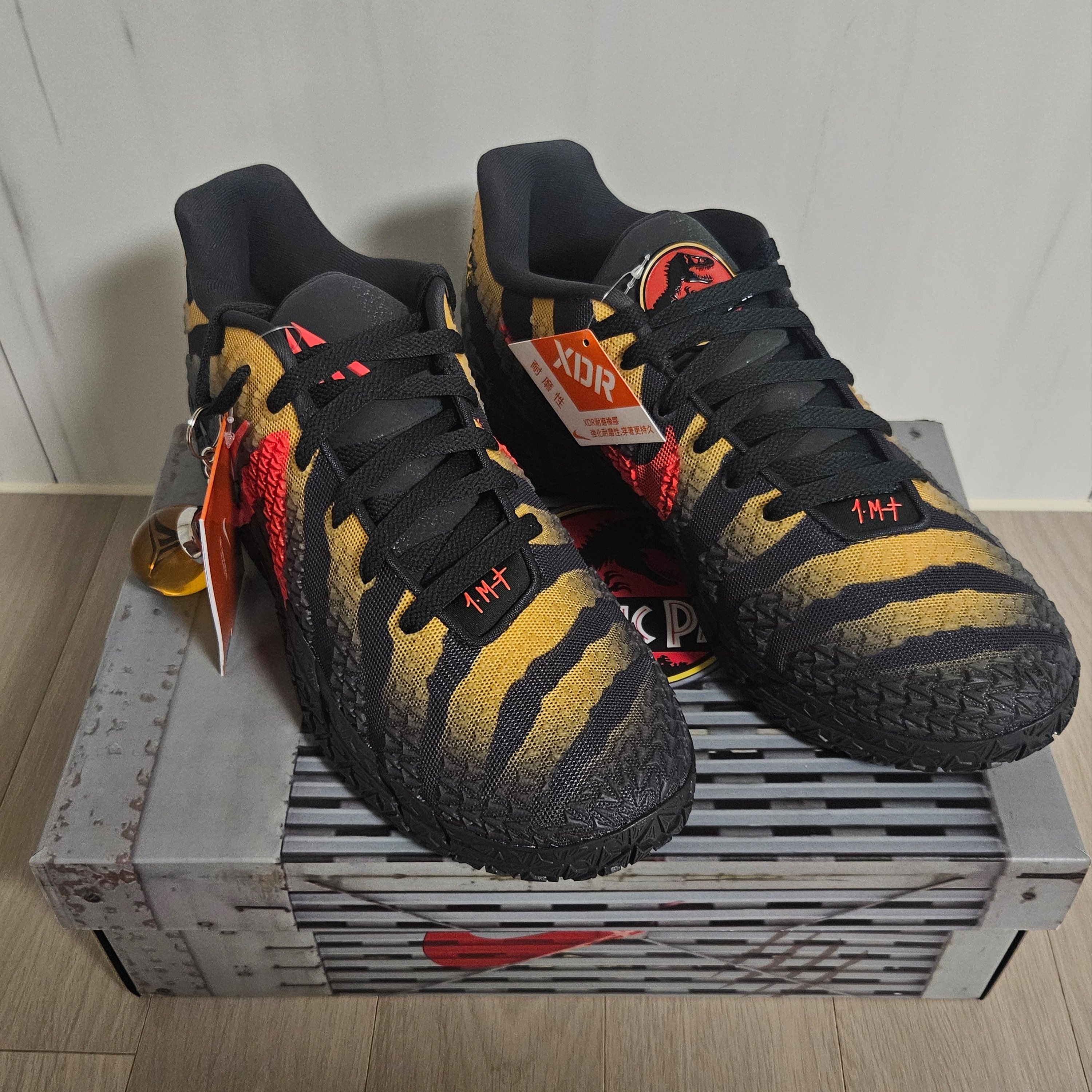 Nike x Jurassic Park Ja 3 EP Anthracite Bright Crimson 착용 스타일 - 2