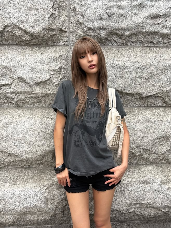VOONT Eyelet Buckle Micro Shorts (BLACK), VOONT Horse Graphic Roll-Up T-Shirt (CHARCOAL) 착용 스타일 - 4