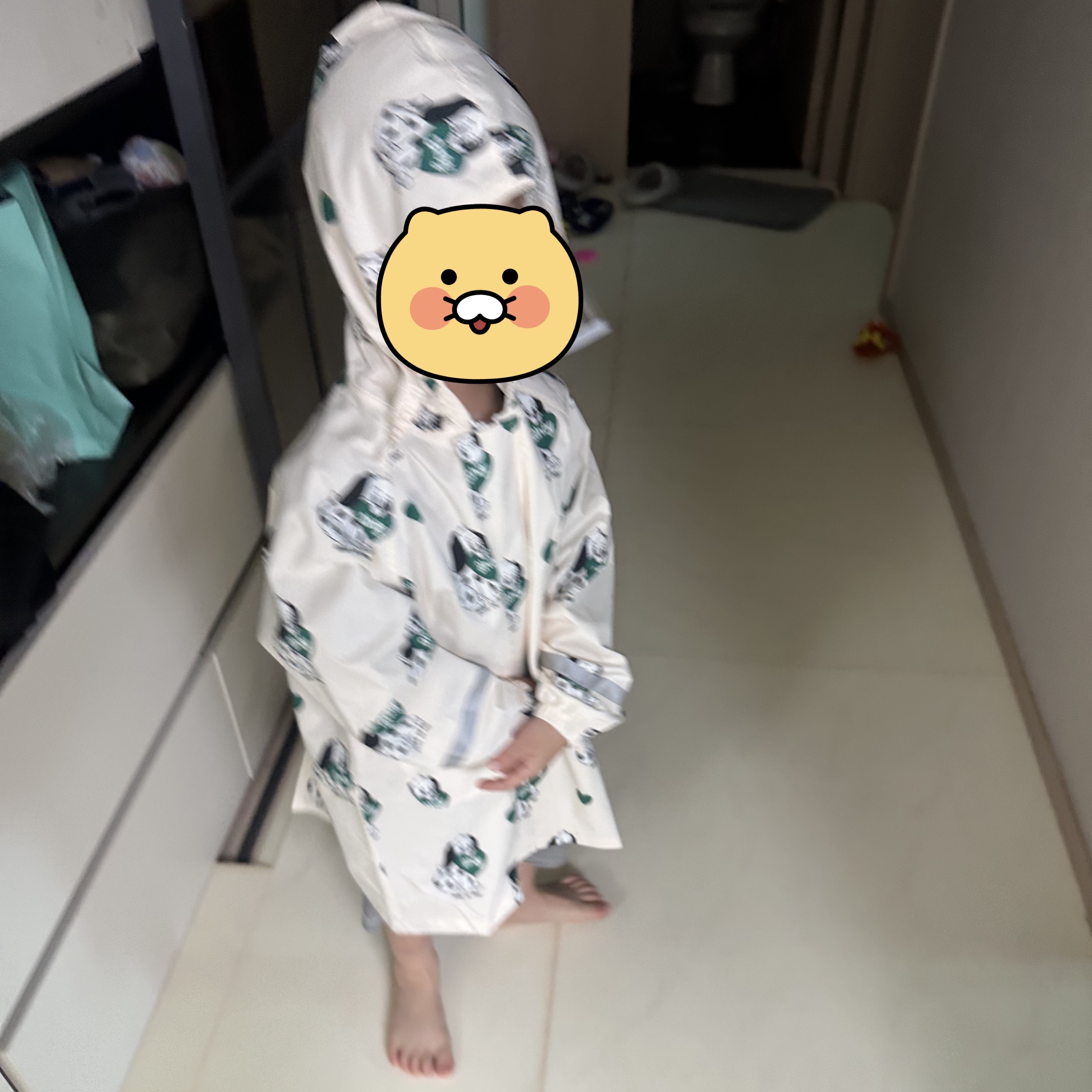 Starbucks x Bebe De Pino Raincoat M White 착용 스타일