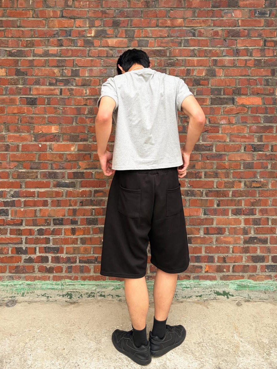 [KREAM 단독] Knitted 1989 Sunrise Graphic Bermuda Half Pants Black, [KREAM 단독] Knitted 1989 Sunrise Graphic Bermuda Half Pants Melange Grey 착용 스타일 - 3