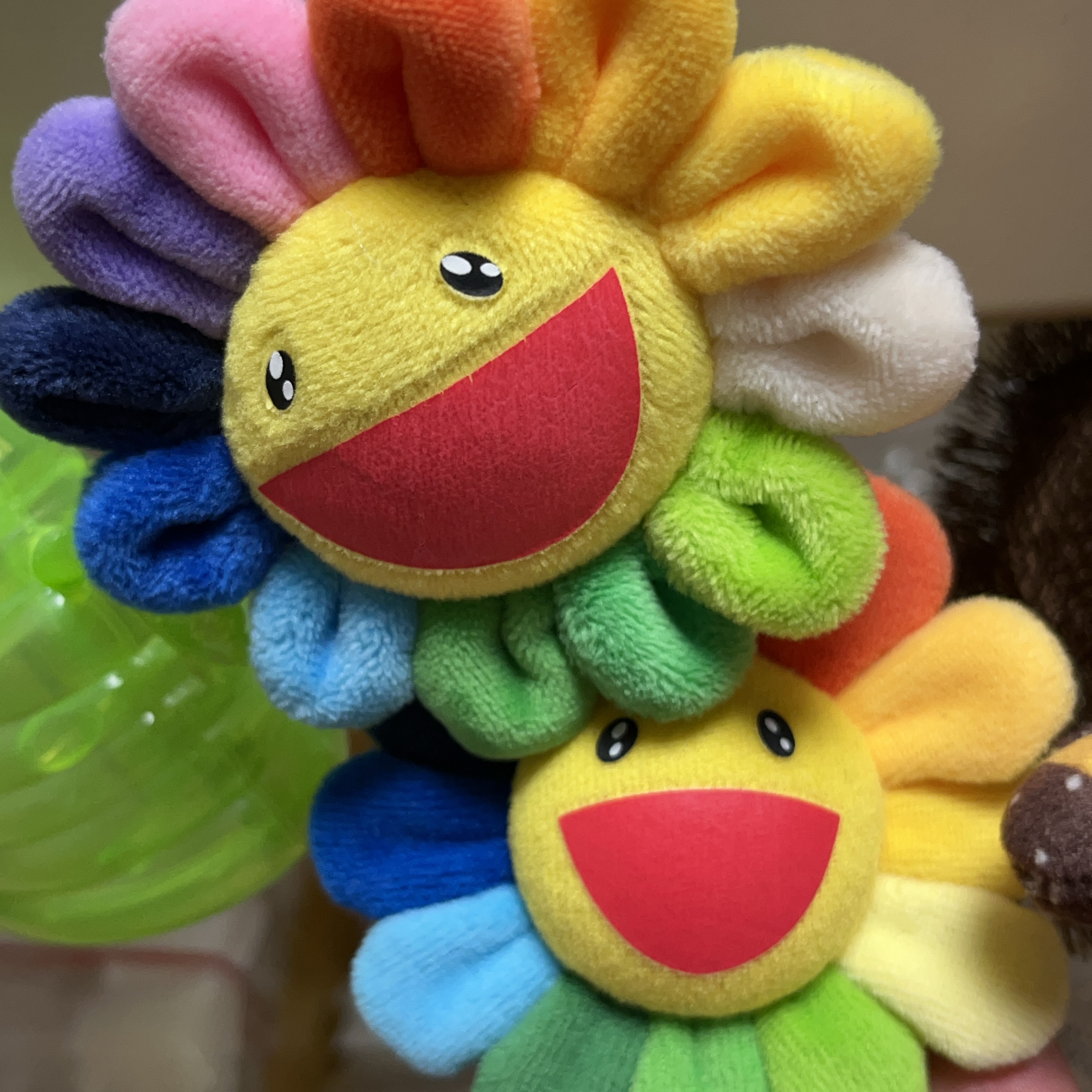 Kaikai Kiki Flower Cushion 30cm Rainbow 착용 스타일