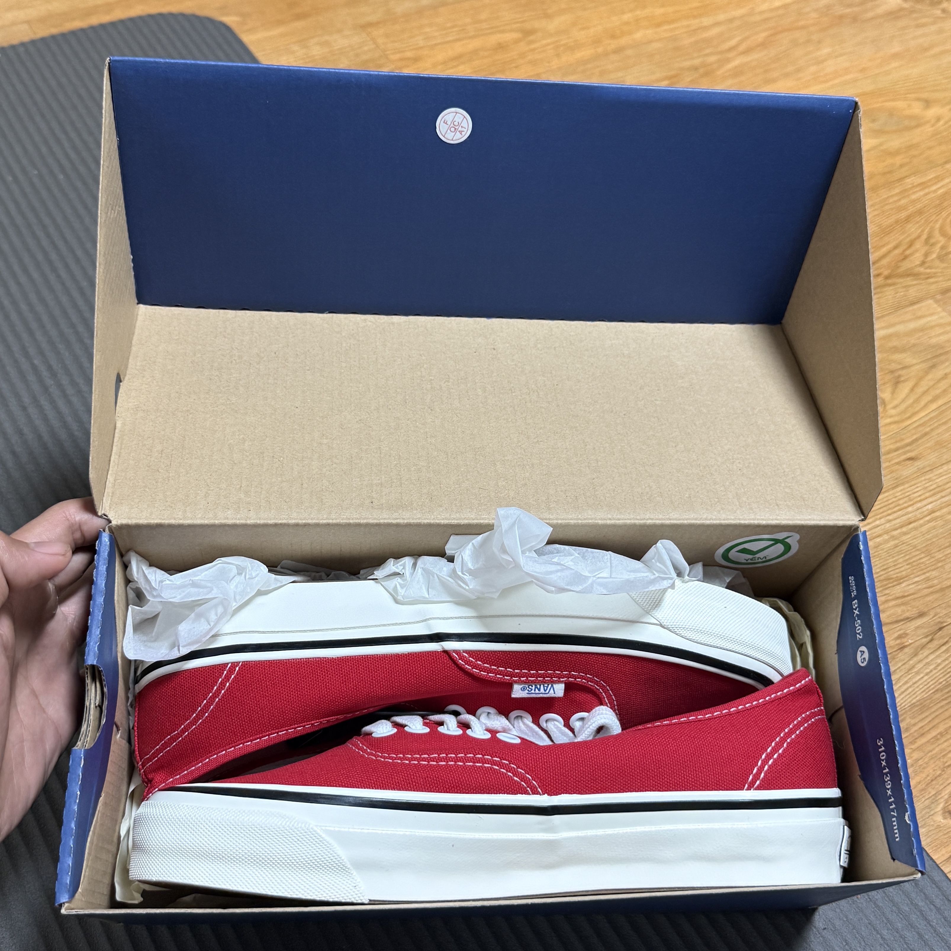 Vans Premium Authentic Reissue 44 LX Racing Red Marshmallow 착용 스타일 - 2
