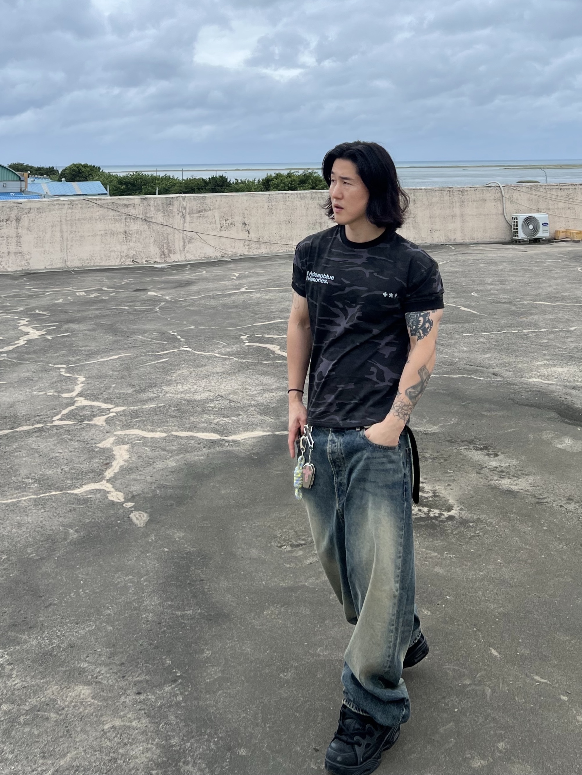 Undermycar Mu.26 Anti Fxxking Logo Play Brush Washed Wide Jeans Oil Blue, Undermycar MU.128 Original Logo Cracked Leather Belt Silver / Black 착용 스타일 - 2