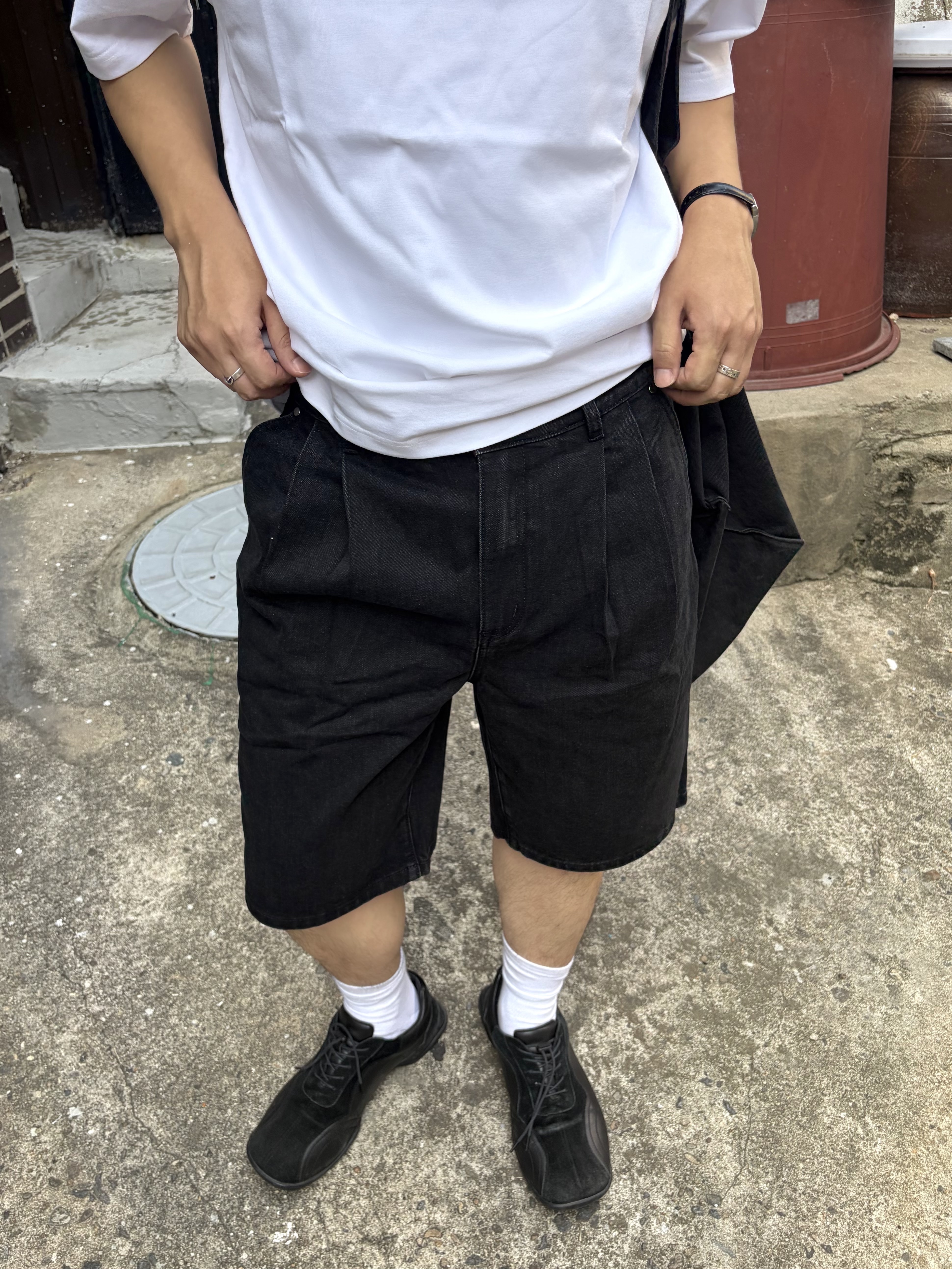 [KREAM 단독][니티드X림박스] Knitted Relaxed Washing Denim Two-Tuck Cinch Back Shorts Black, Pemont Square Black 착용 스타일 - 2