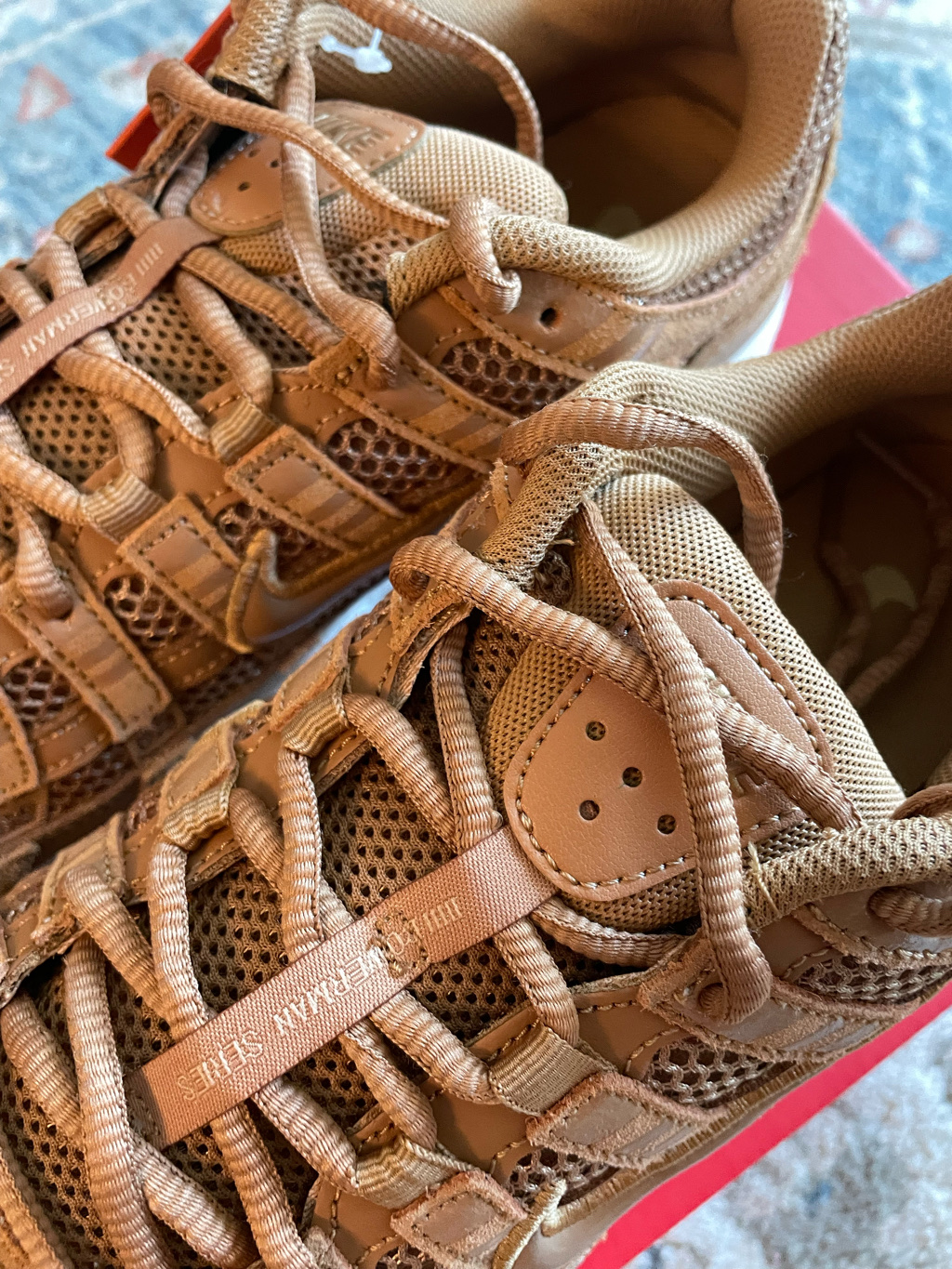 Nike P-6000 SE Flax Metallic Gold 착용 스타일 - 6