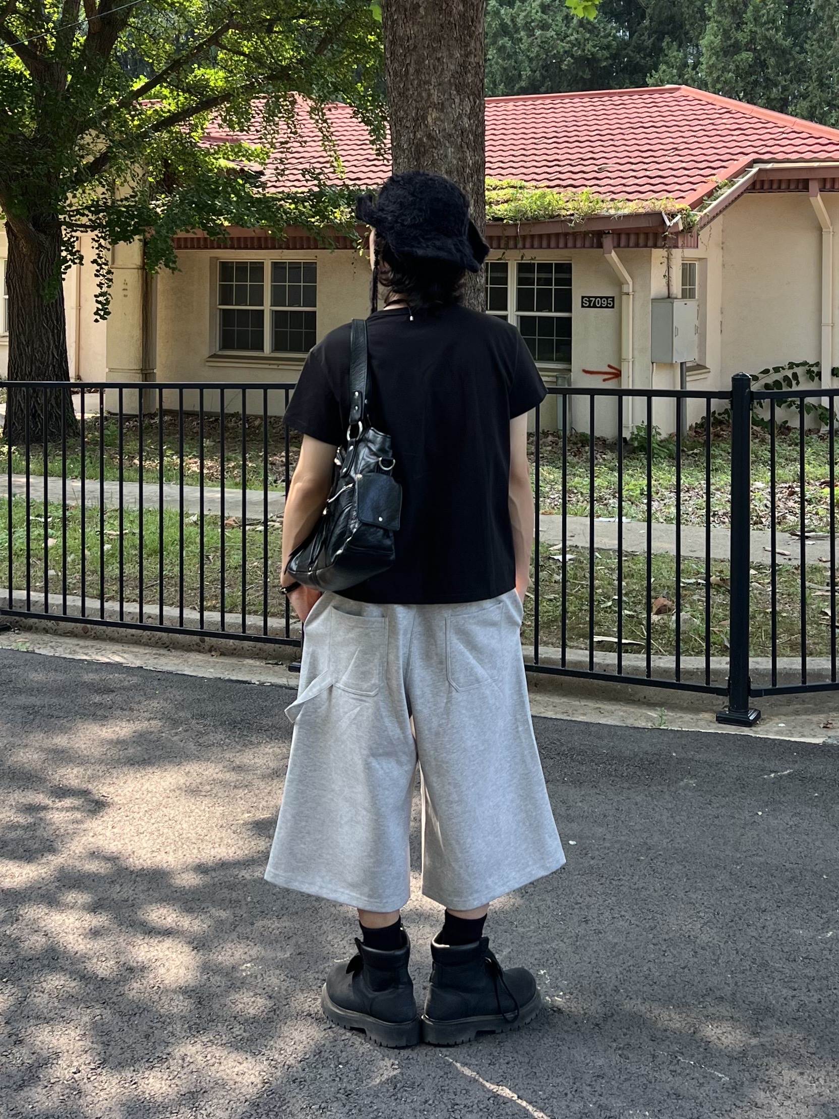[KREAM 단독] Flavorism Bermuda Cargo Sweat Pants Melange 착용 스타일 - 4