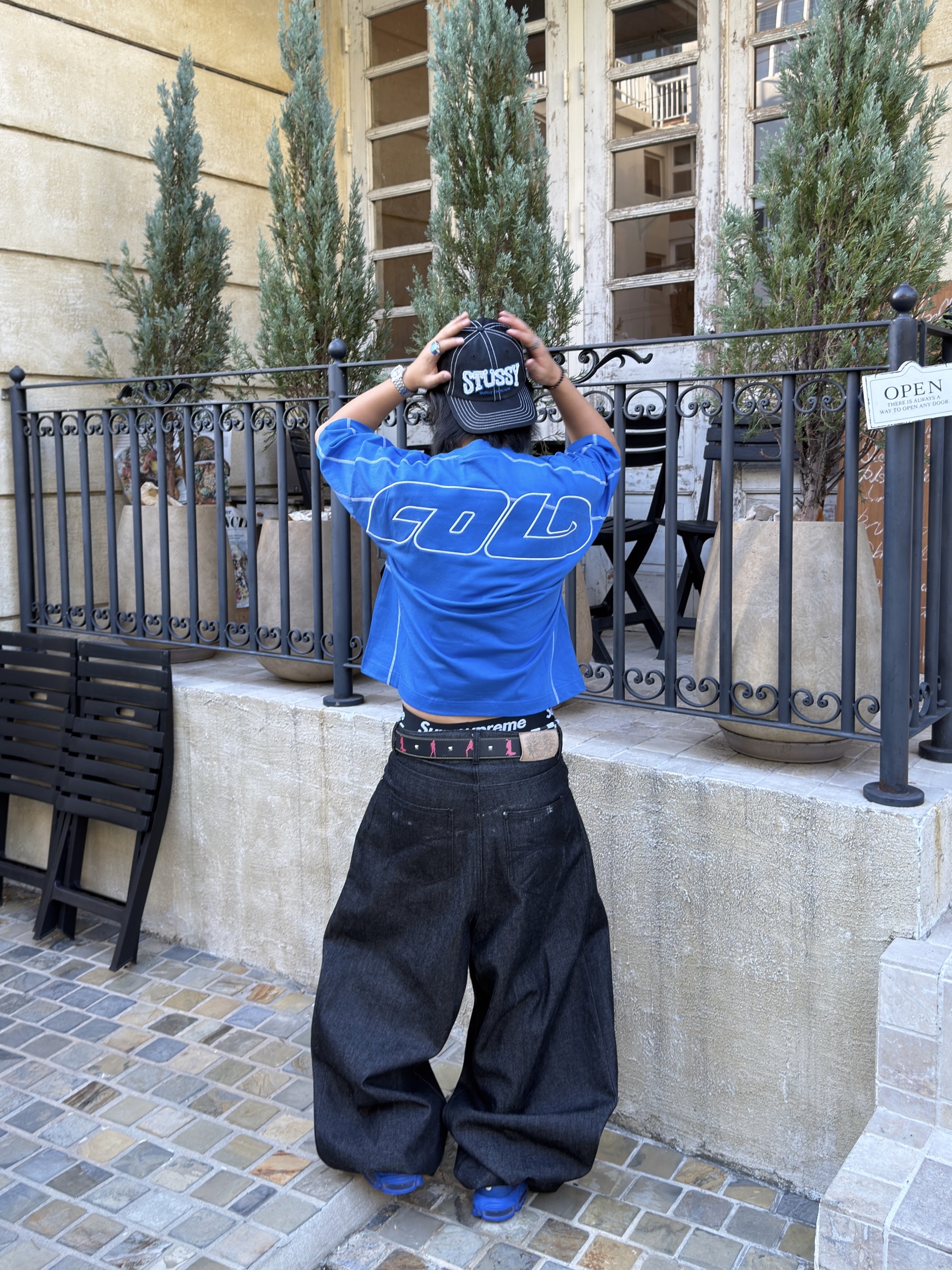 Stussy Mid-Depth Burly Threads Trucker Black, Nike Air Max TL 2.5 Hyper Royal Metallic Silver 착용 스타일 - 1