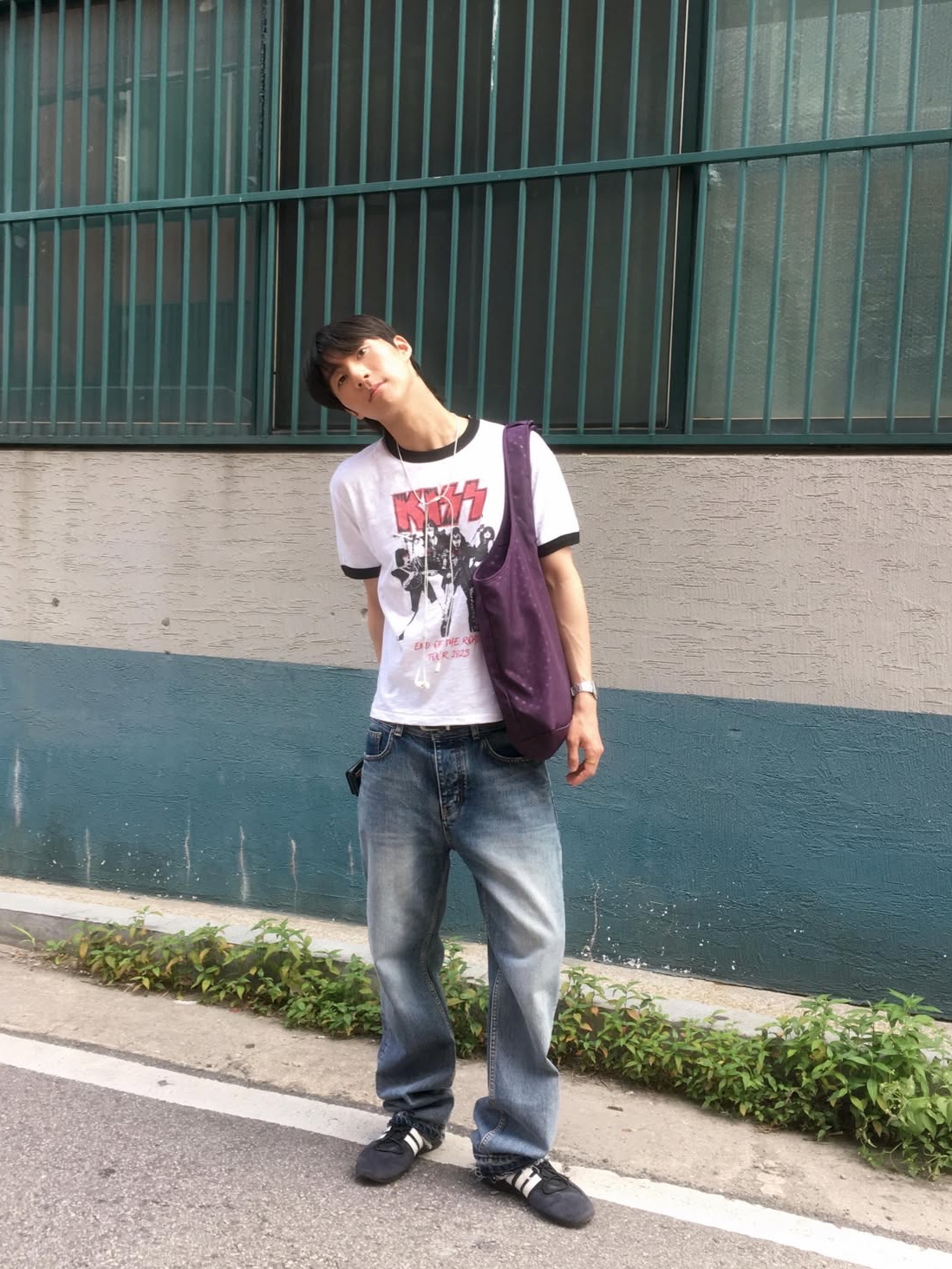 MAINBOOTH X KISS End of the Road T-shirt White 착용 스타일 - 2