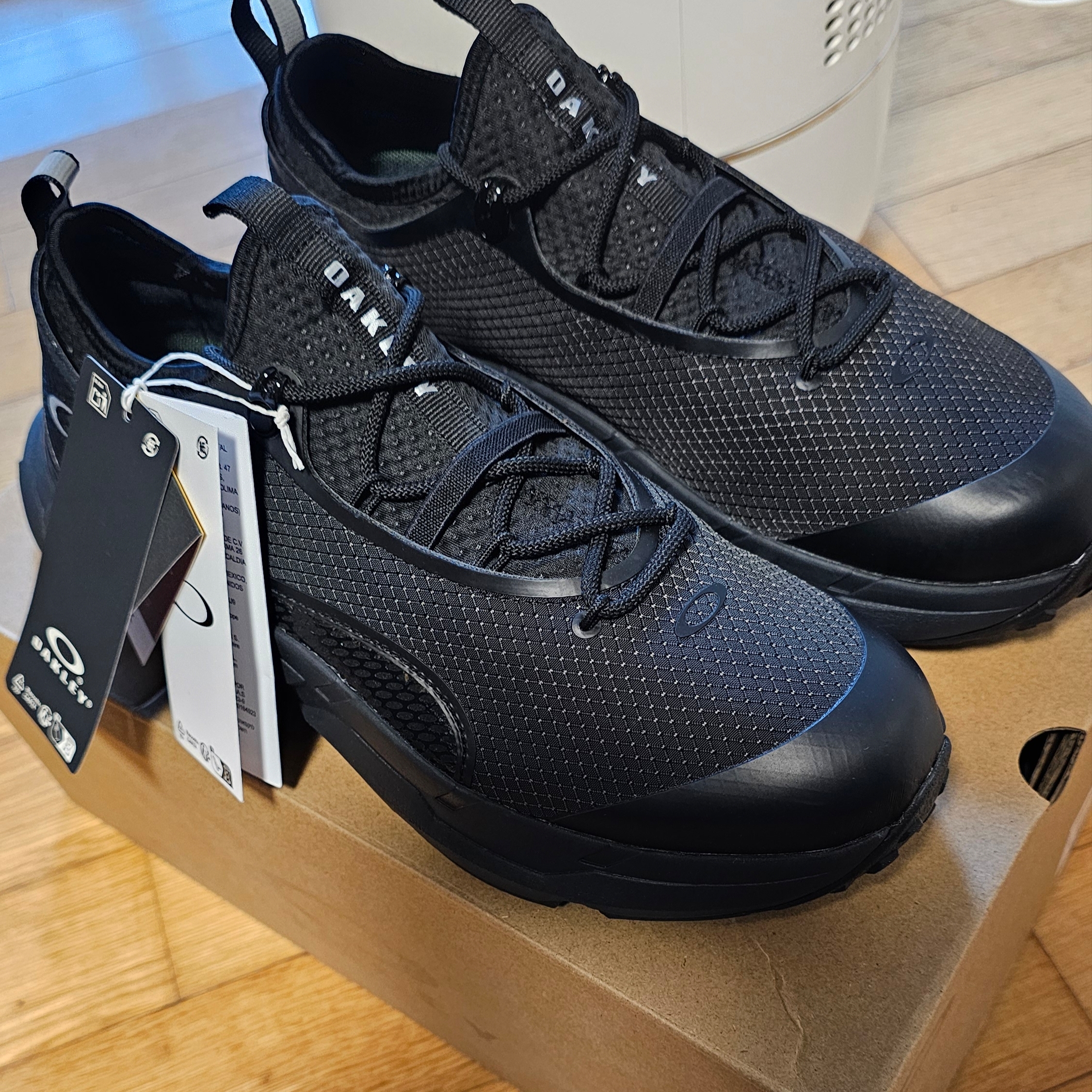 Oakley Light Shield Triple Black 착용 스타일