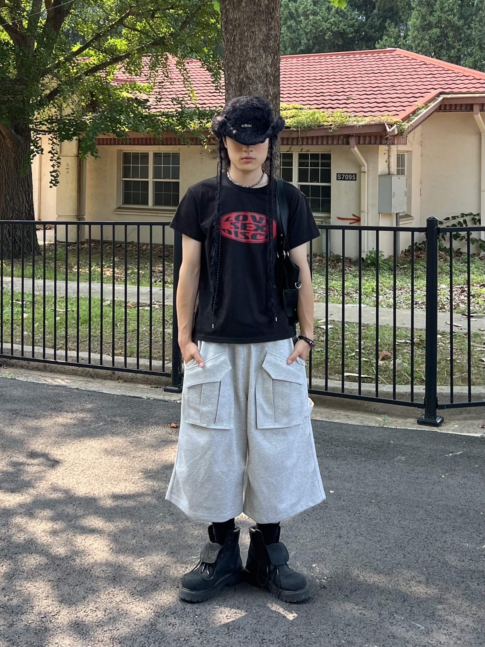 [KREAM 단독] Flavorism Bermuda Cargo Sweat Pants Melange 착용 스타일 - 1
