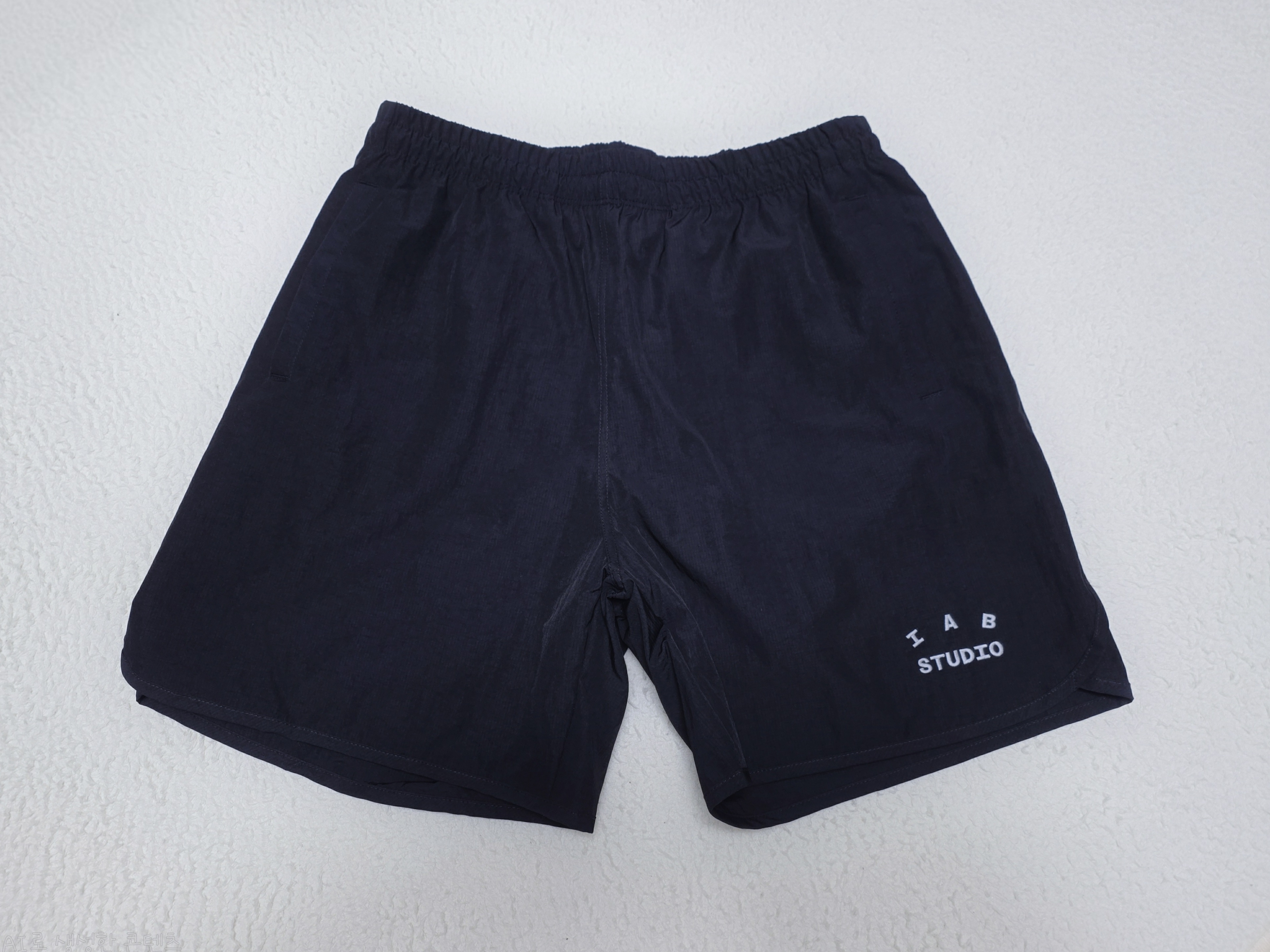 IAB Studio IAB Shorts Black 착용 스타일 - 1