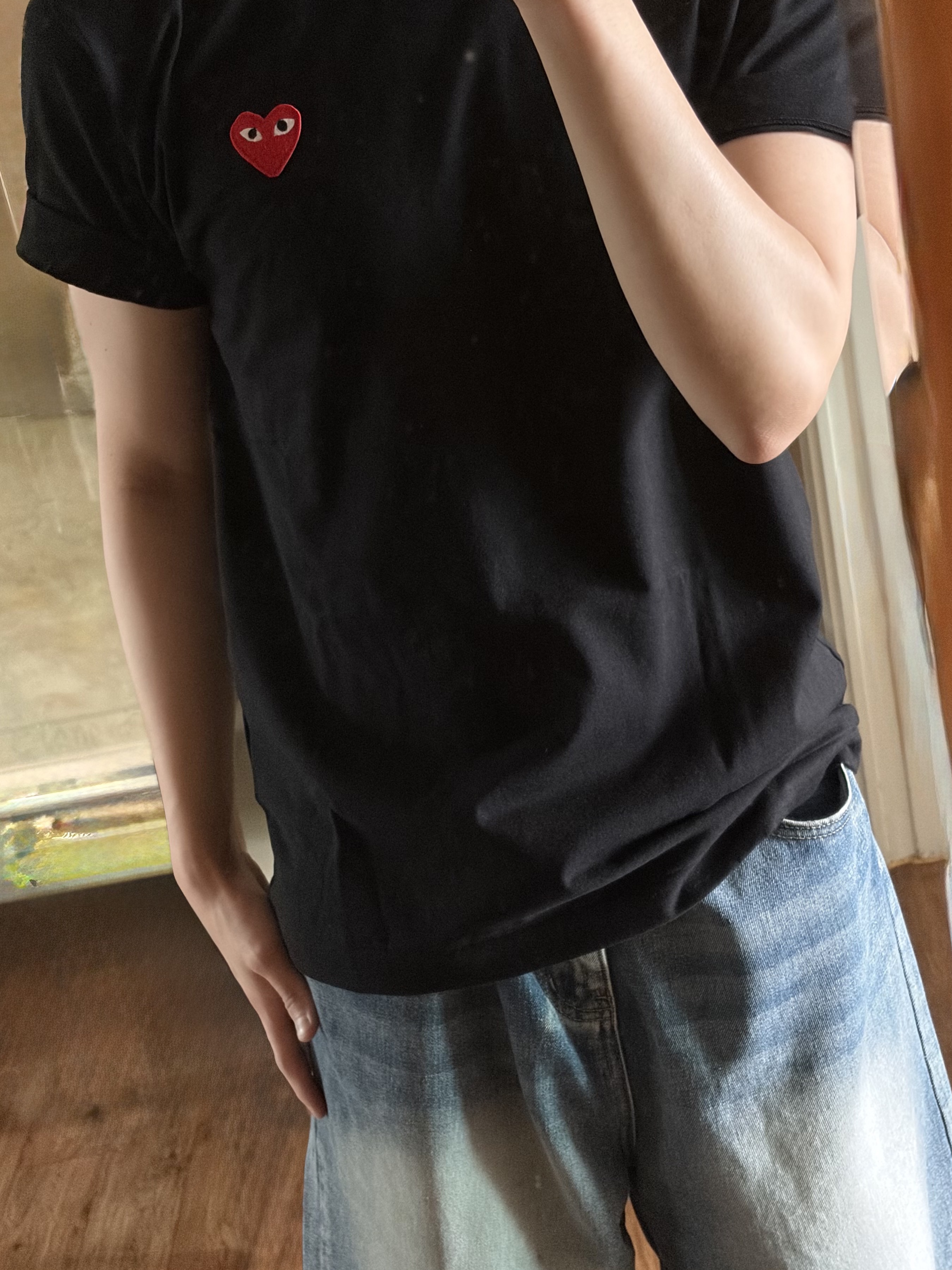 Play Comme des Garcons Red Heart T-Shirt Black 착용 스타일 - 2